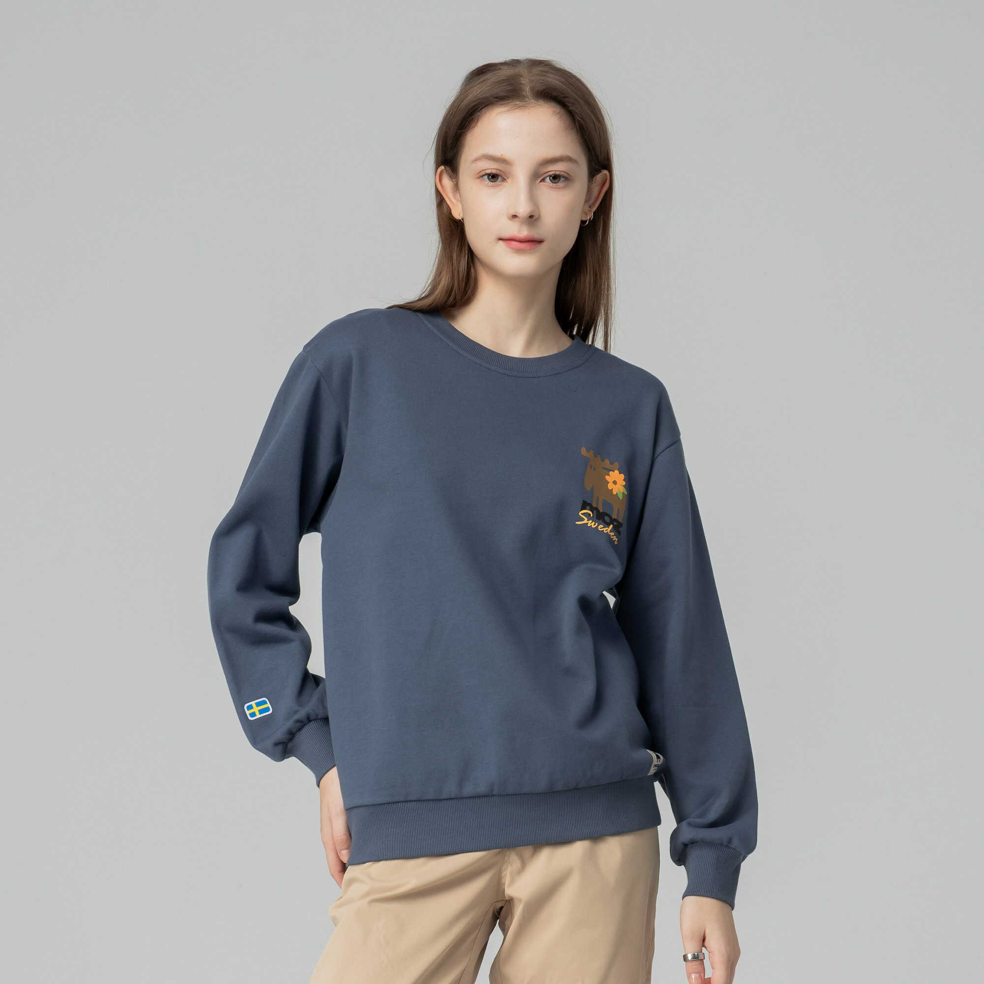 moz瑞典 FLOWER駝鹿 100%純棉 大學T -霧藍(亞洲版) 男女共款