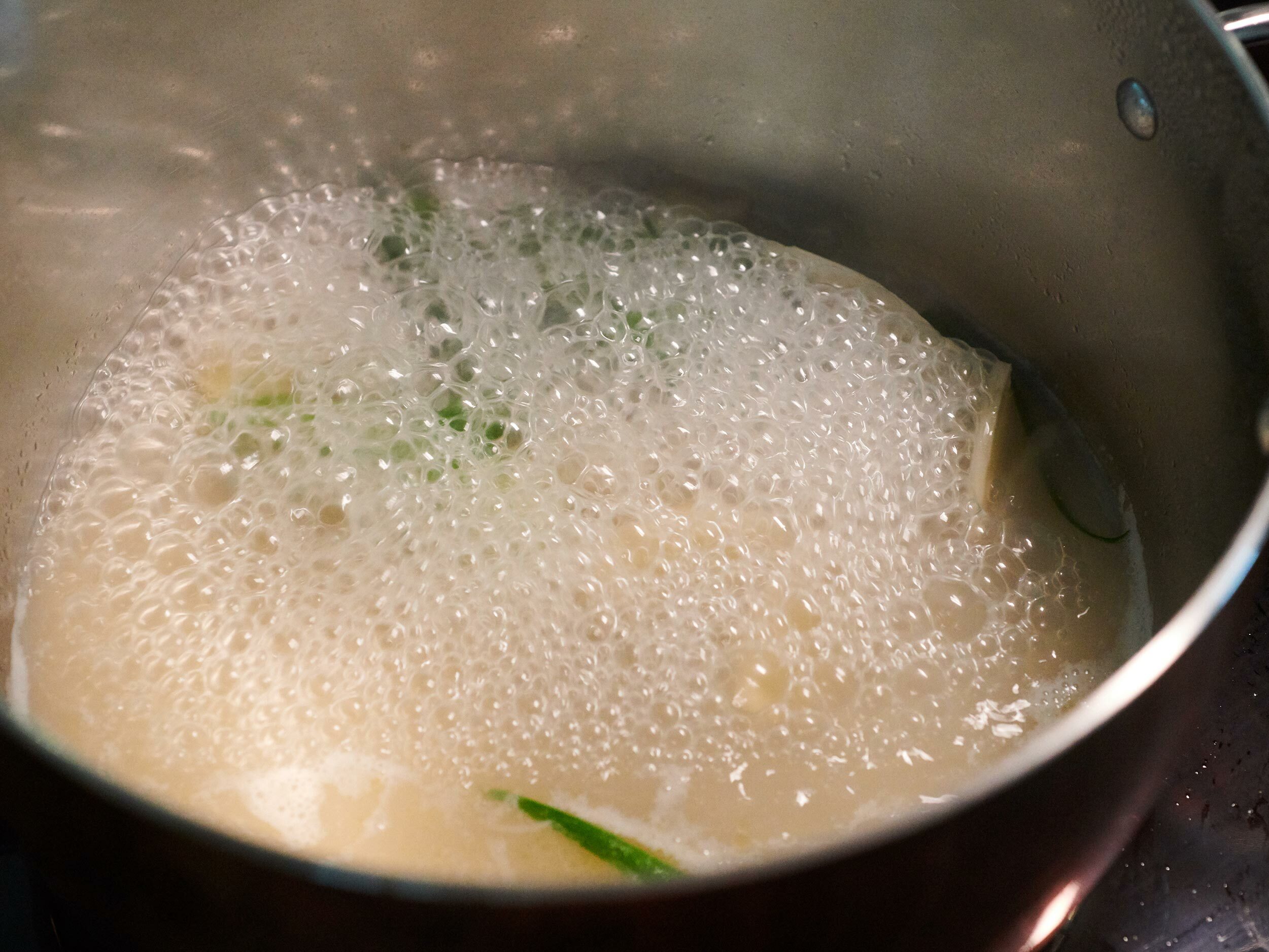 拿出家裡最大的鍋子,放入全雞熬雞湯、生薑、大蔥蔥綠、冷水,中~強火煮沸,直至湯色呈現白濁。