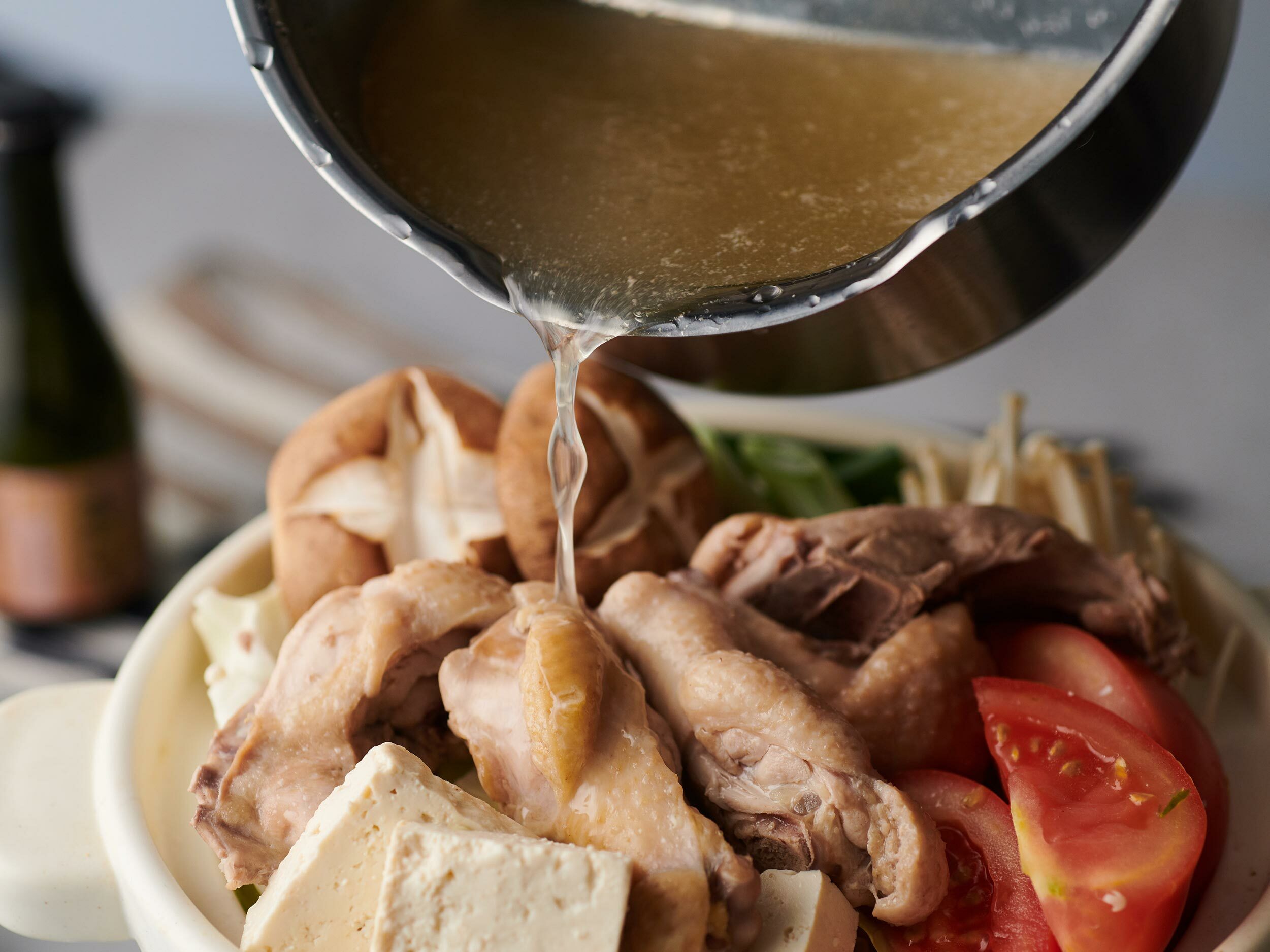 倒入滿滿的雞湯後,開中火煮滾。