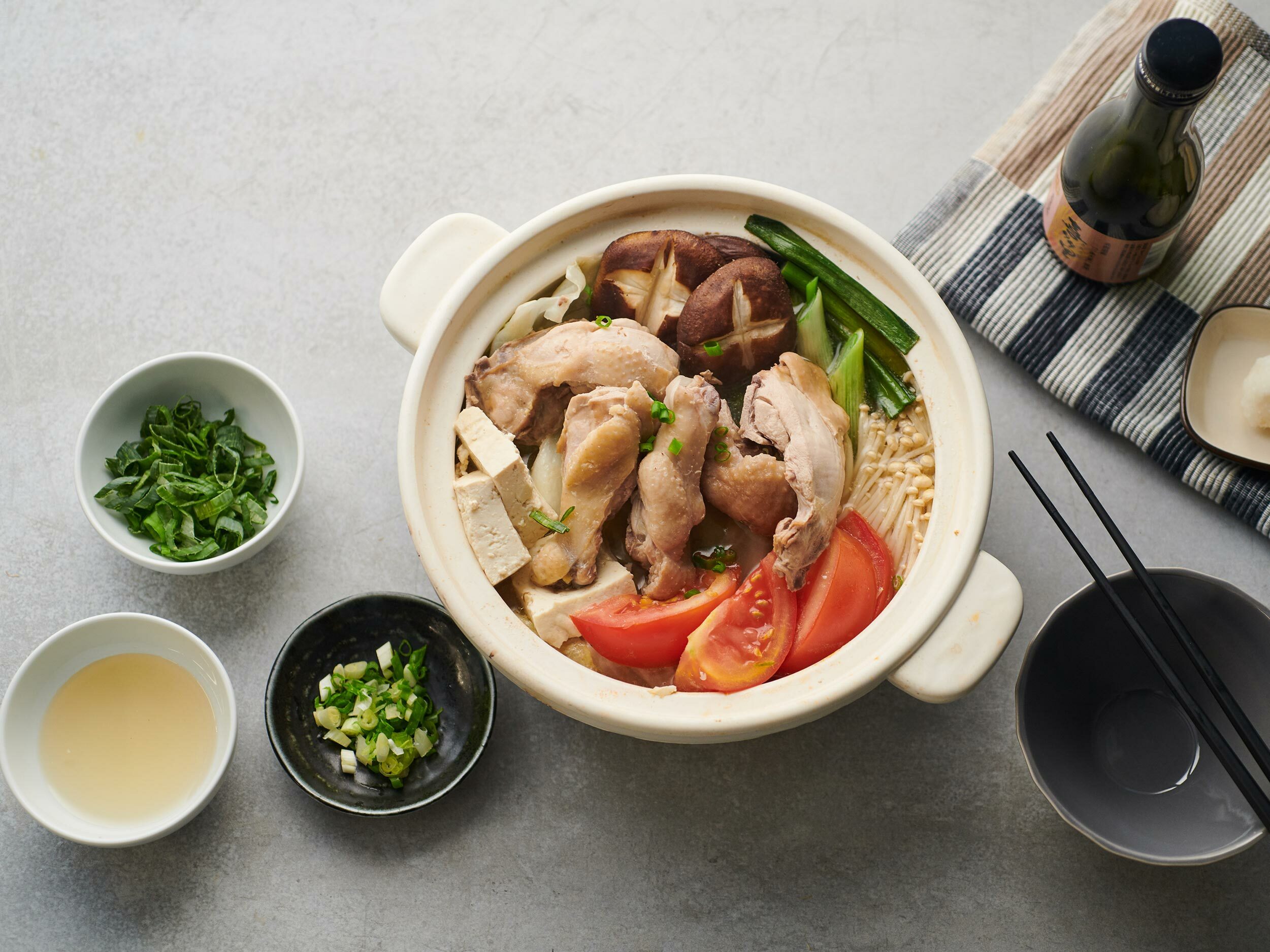 一開始可以先夾雞肉沾鹽,品嚐原味。接著沾取桔醋,白蘿蔔泥、蔥花、柚子胡椒等視個人口味酌量添加。