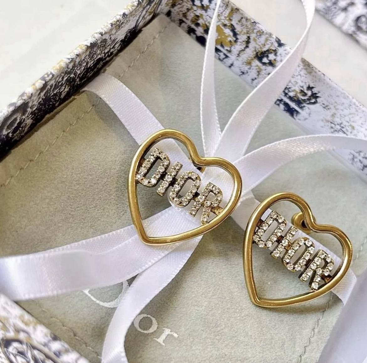 DIOR英字金鑽心 鏤空翻玩耳釘