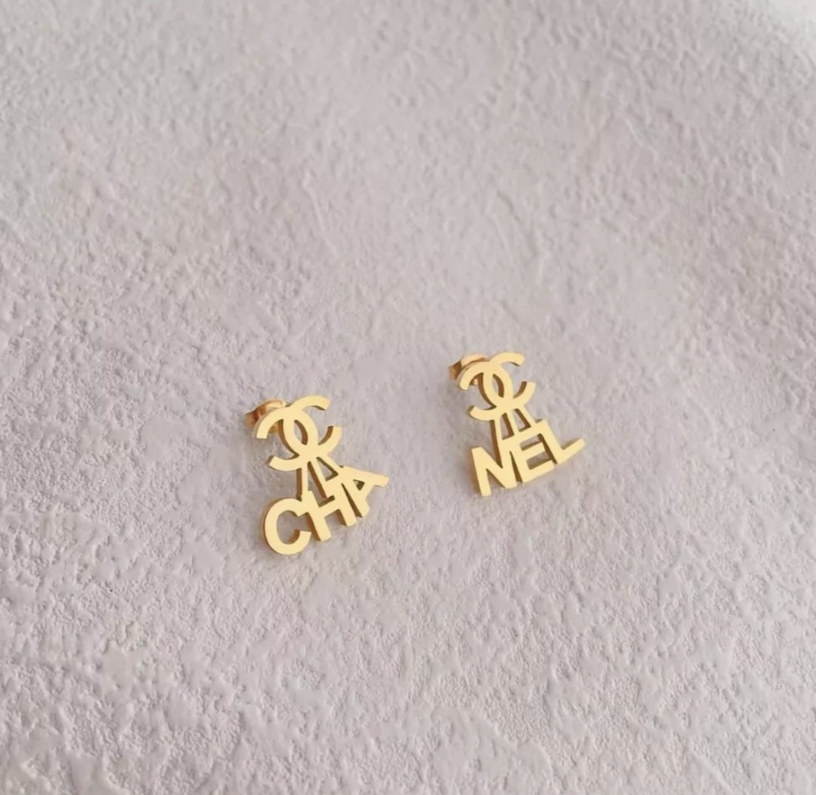 香奶奶 字母金雙c翻玩耳釘