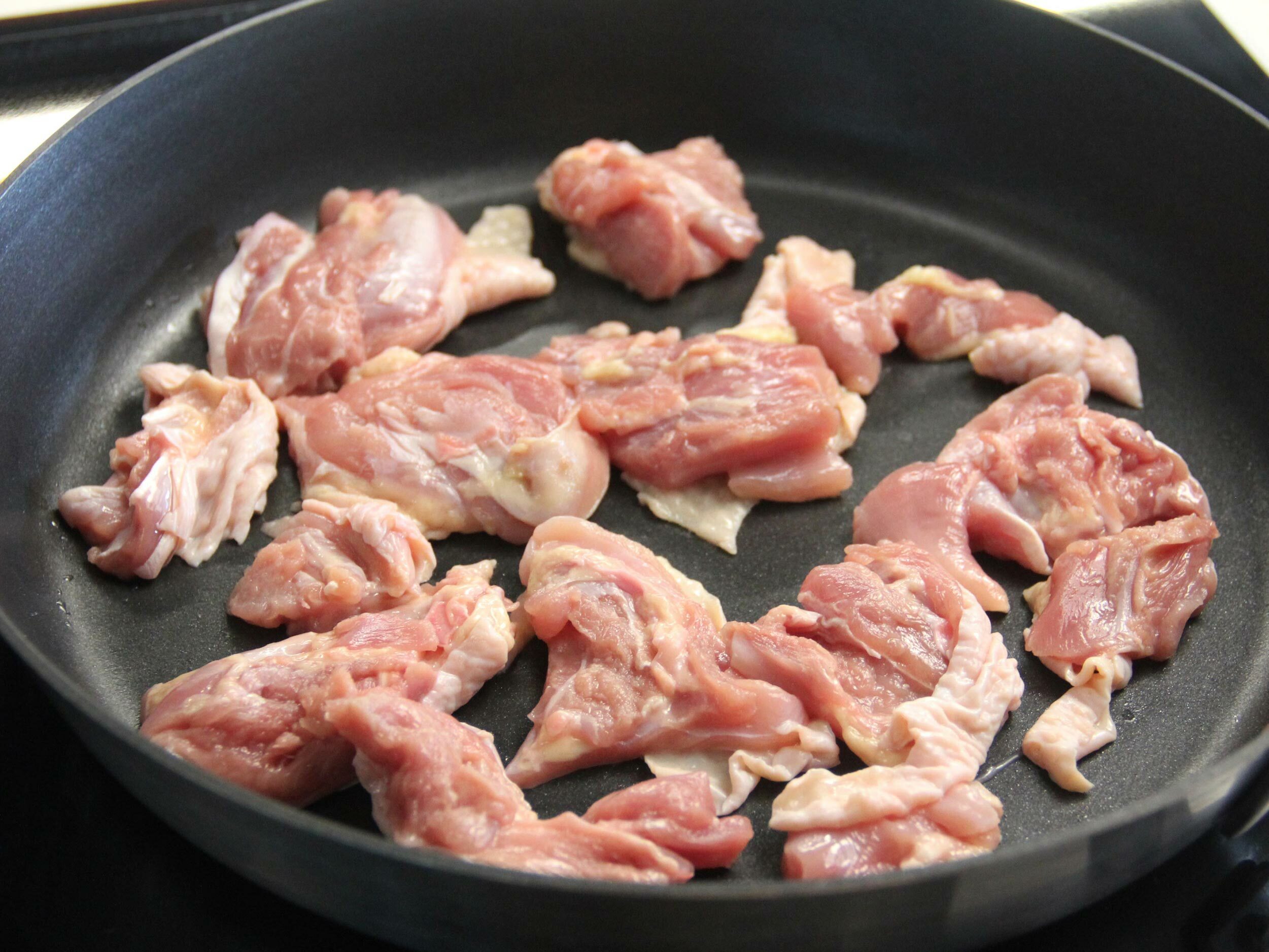 將雞腿排的皮朝下下鍋煎至金黃，盛出備用