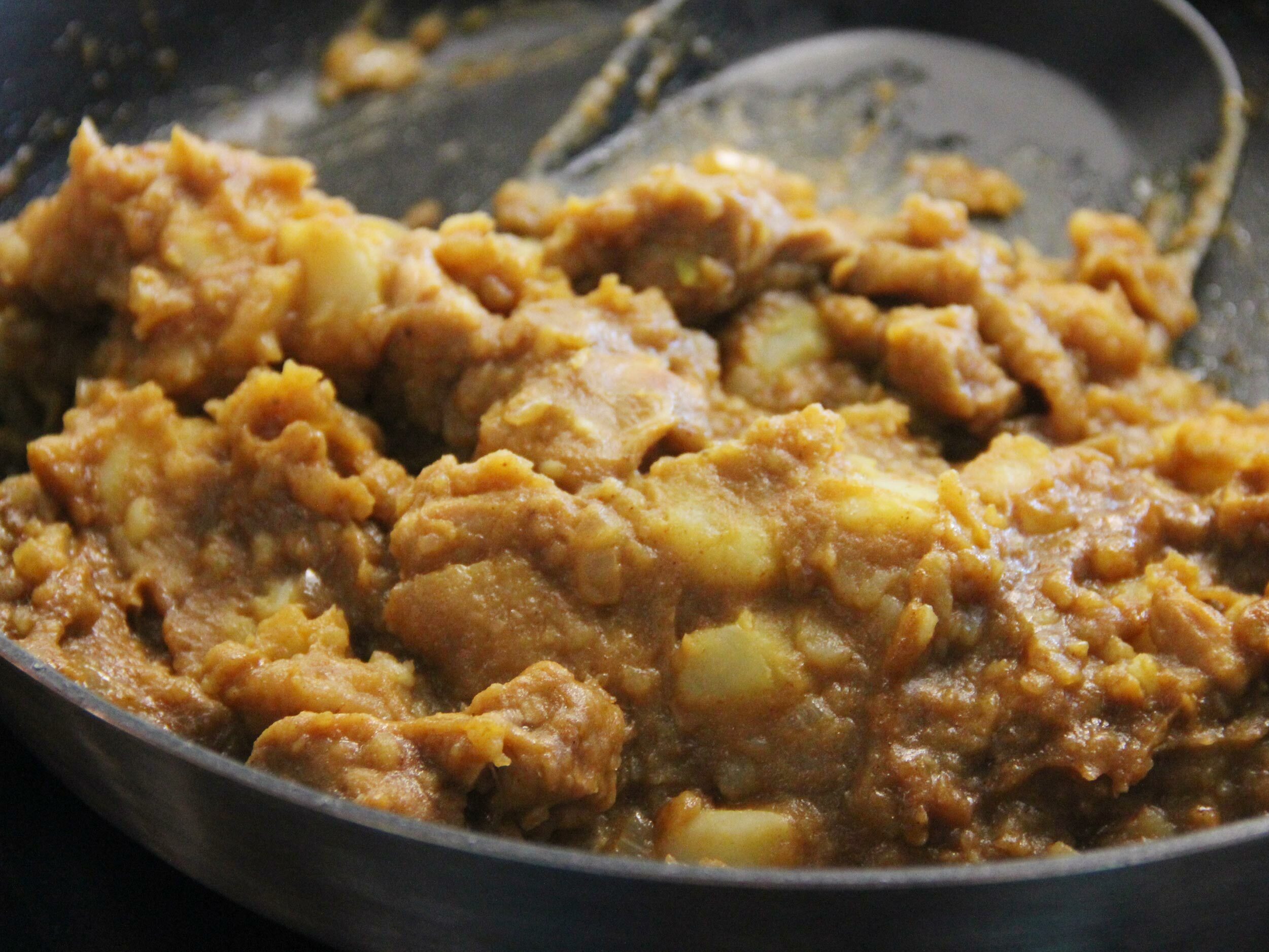 再加入馬鈴薯泥混合均勻，試個人口味加入適量的海鹽調味。