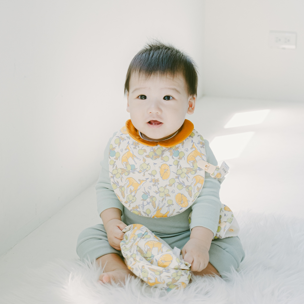 Round Collar Baby bib/Joyful Forest /Formosan Sika Deer & Apple