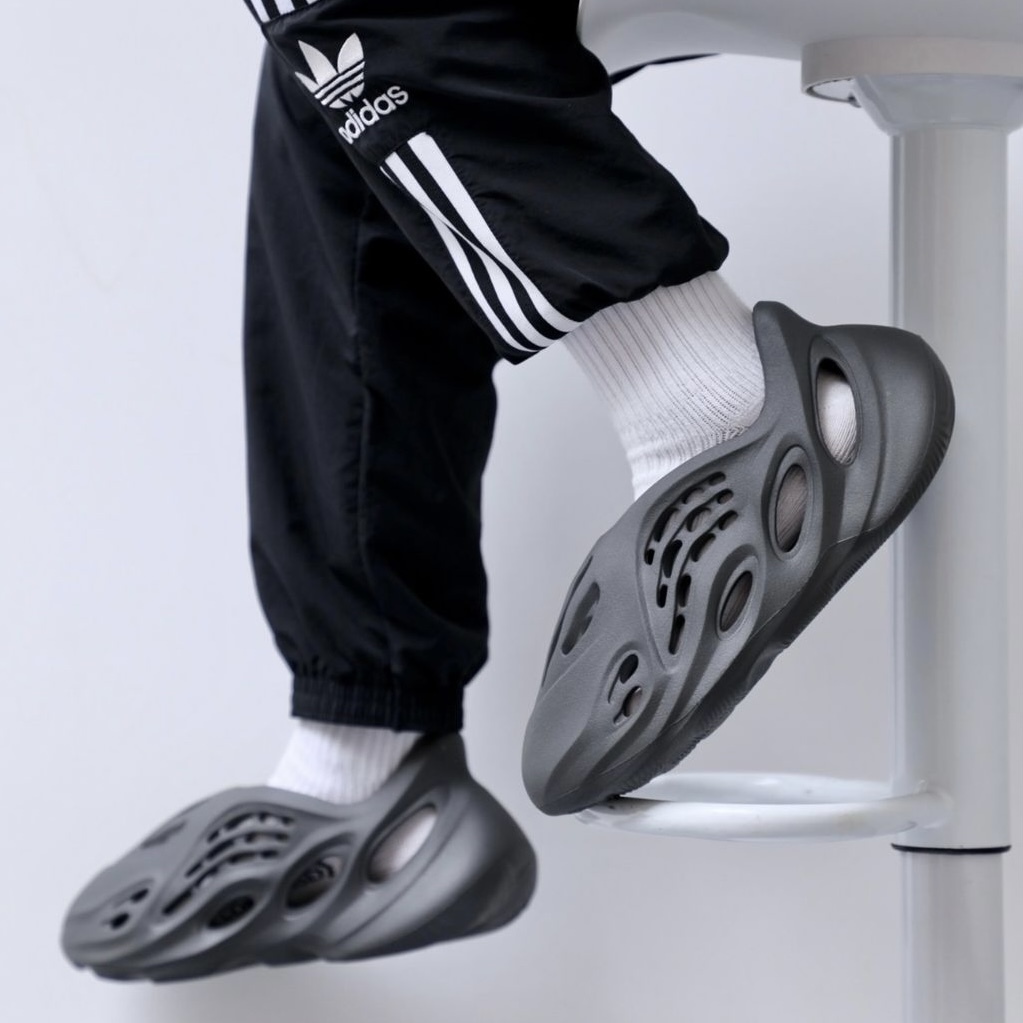 ADIDAS YEEZY FOAM RUNNER "CARBON" 鐵灰