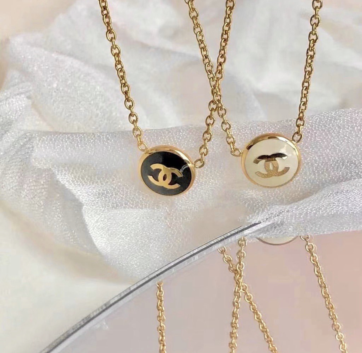 香奶奶 絕美晶透白黑金雙c圓墜翻玩項鍊