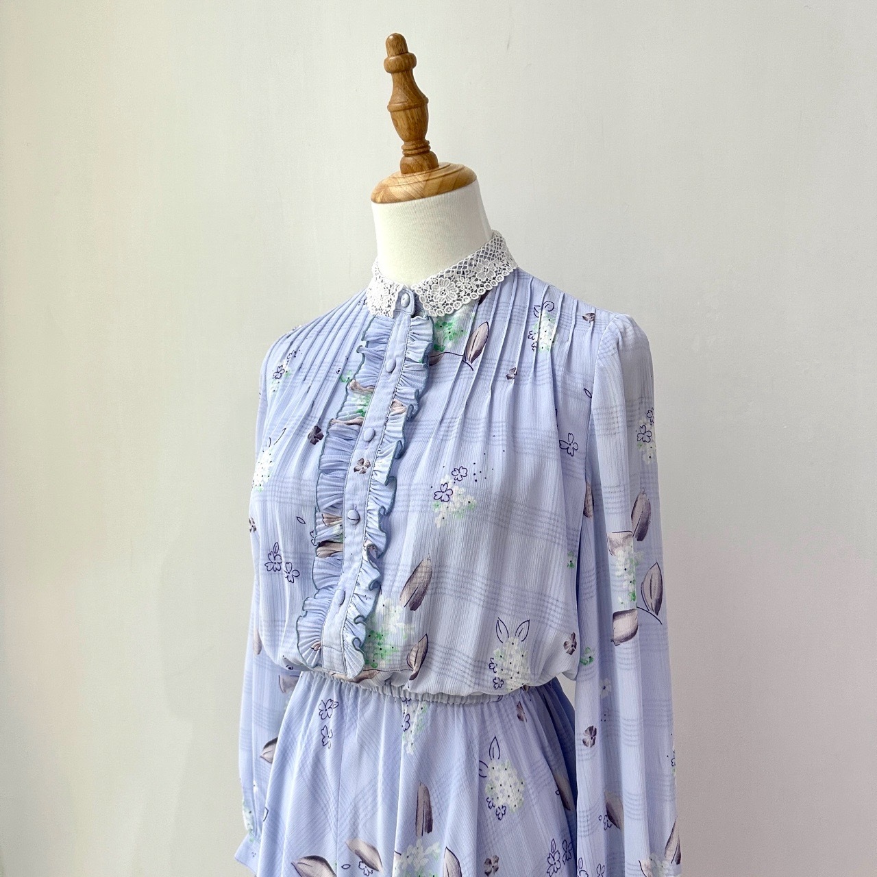 帶紫調的水藍色淡雅格紋連身裙