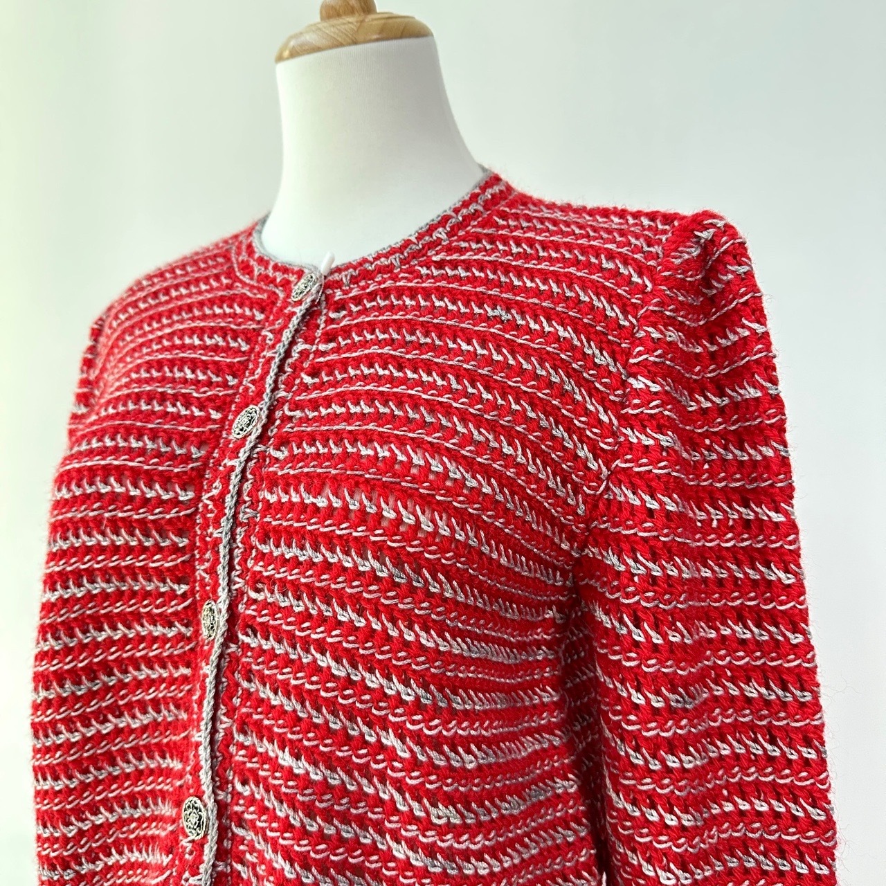 紅色灰色重疊線條配花花鈕扣毛衣外套