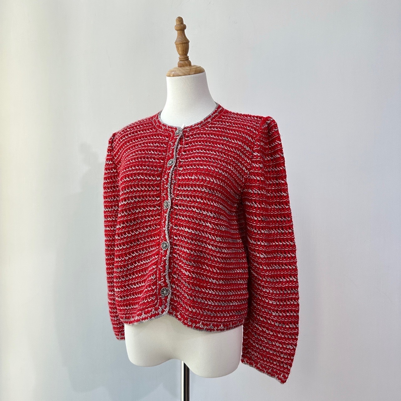 紅色灰色重疊線條配花花鈕扣毛衣外套