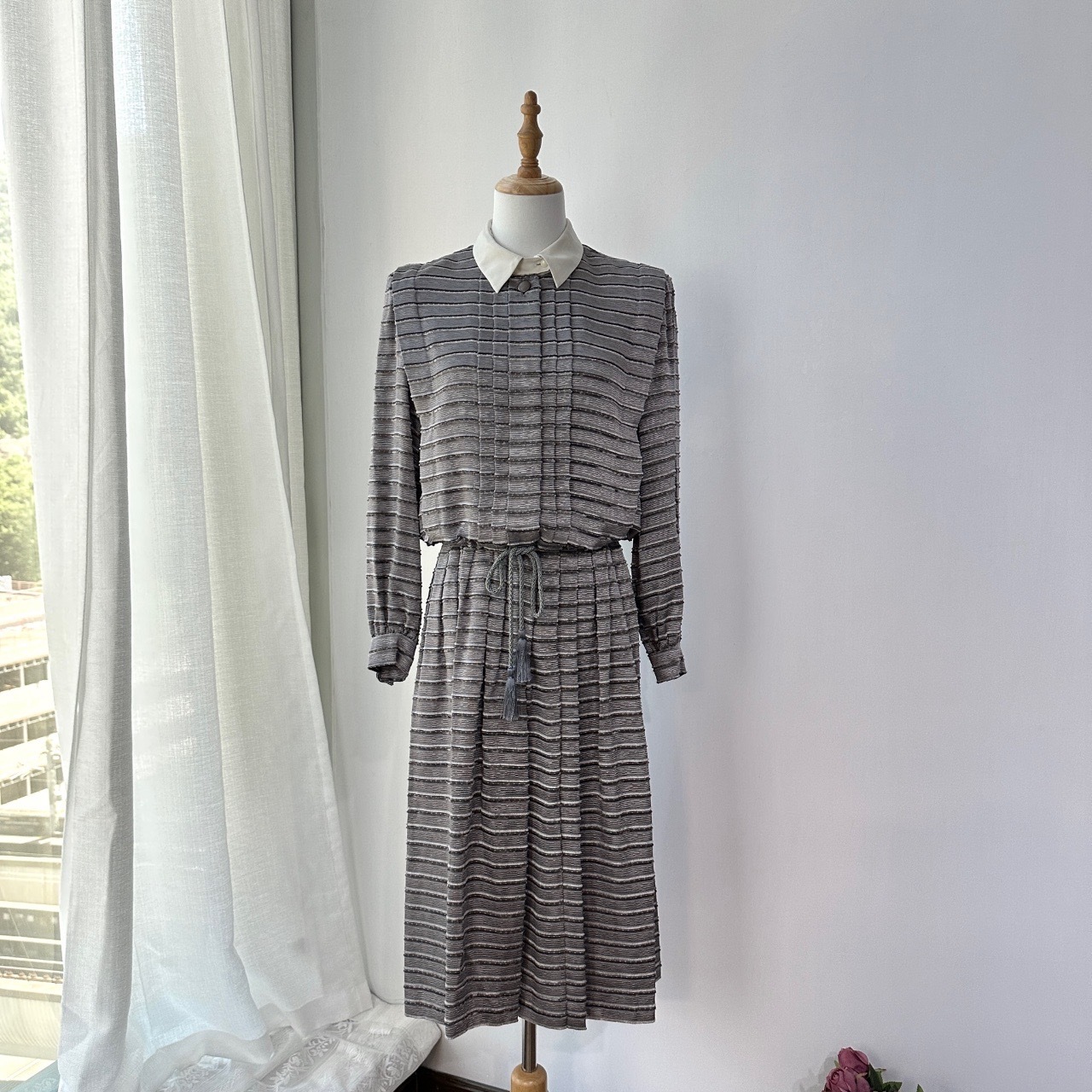 現代感銀色植絨條紋長袖連身裙