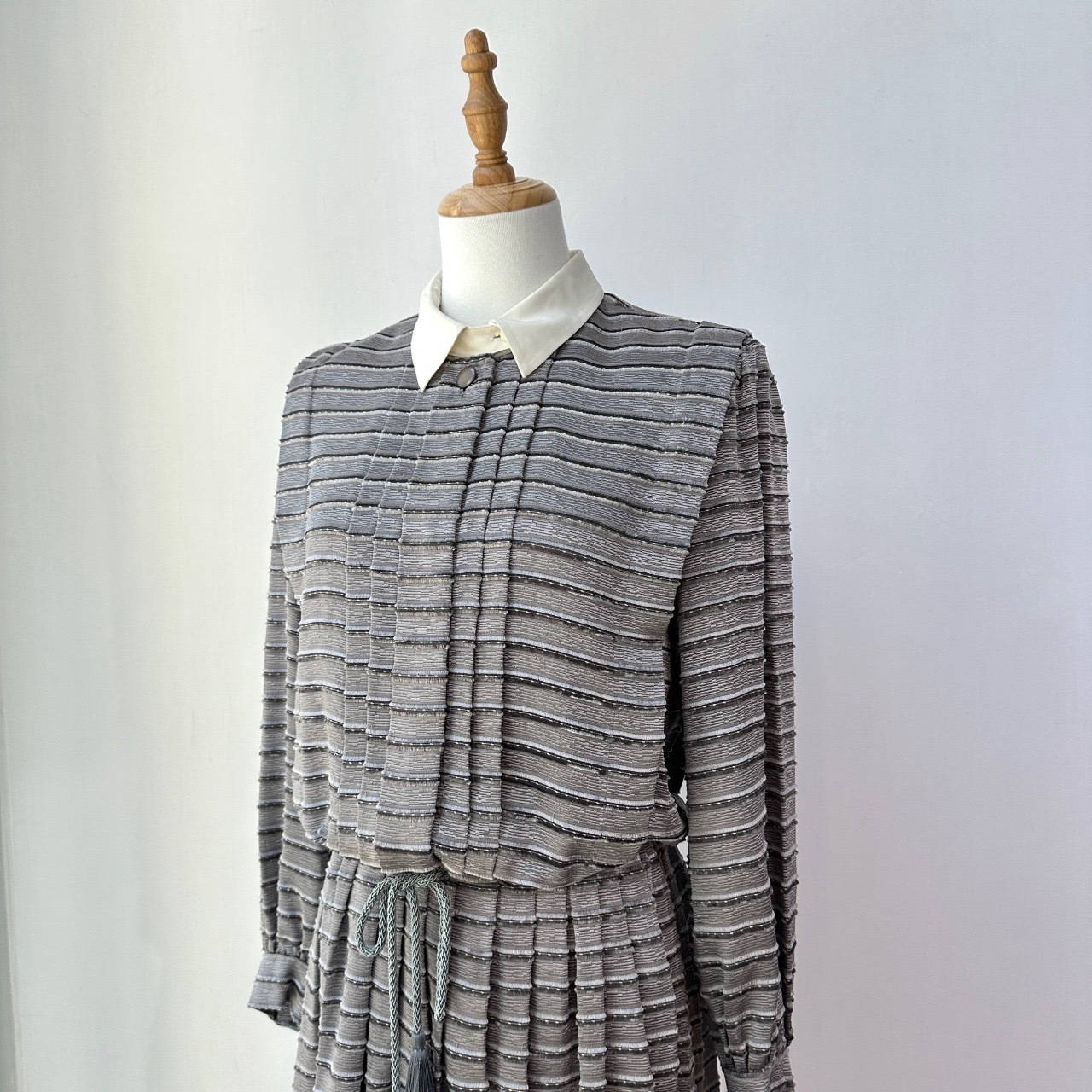 現代感銀色植絨條紋長袖連身裙