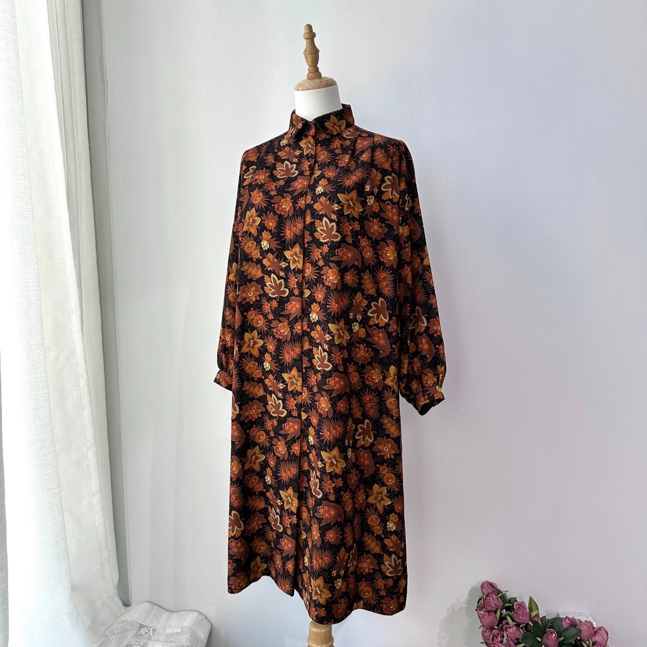 秋日落葉花仍盛放連身裙