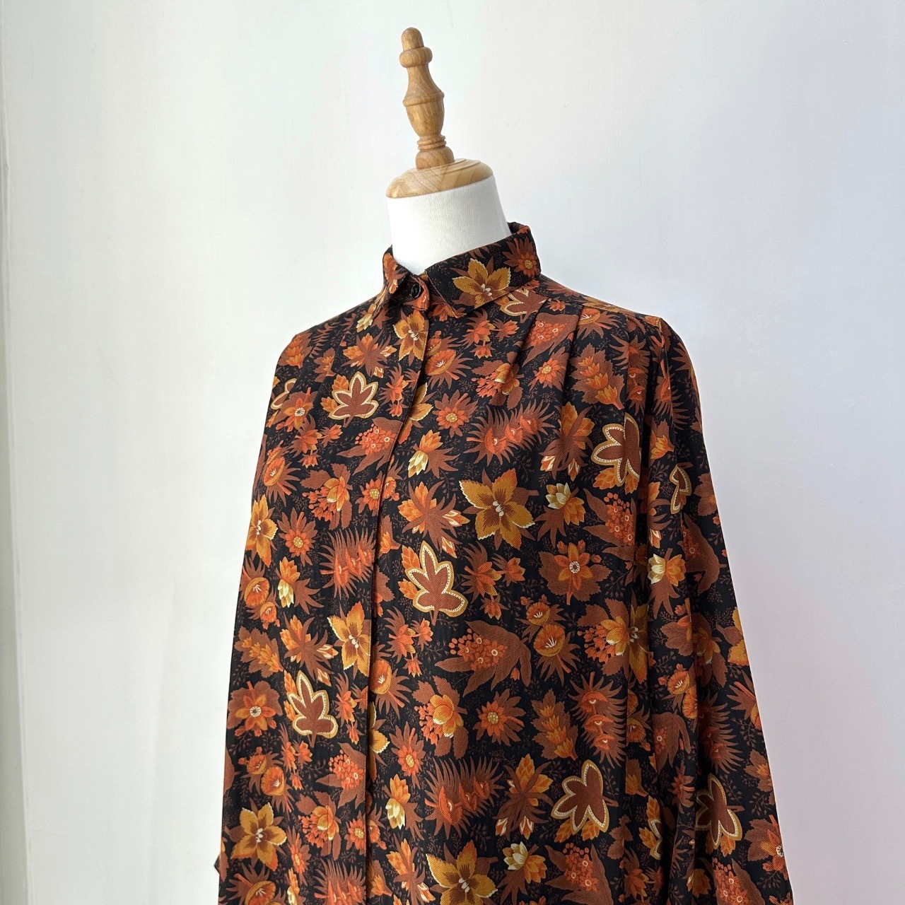 秋日落葉花仍盛放連身裙