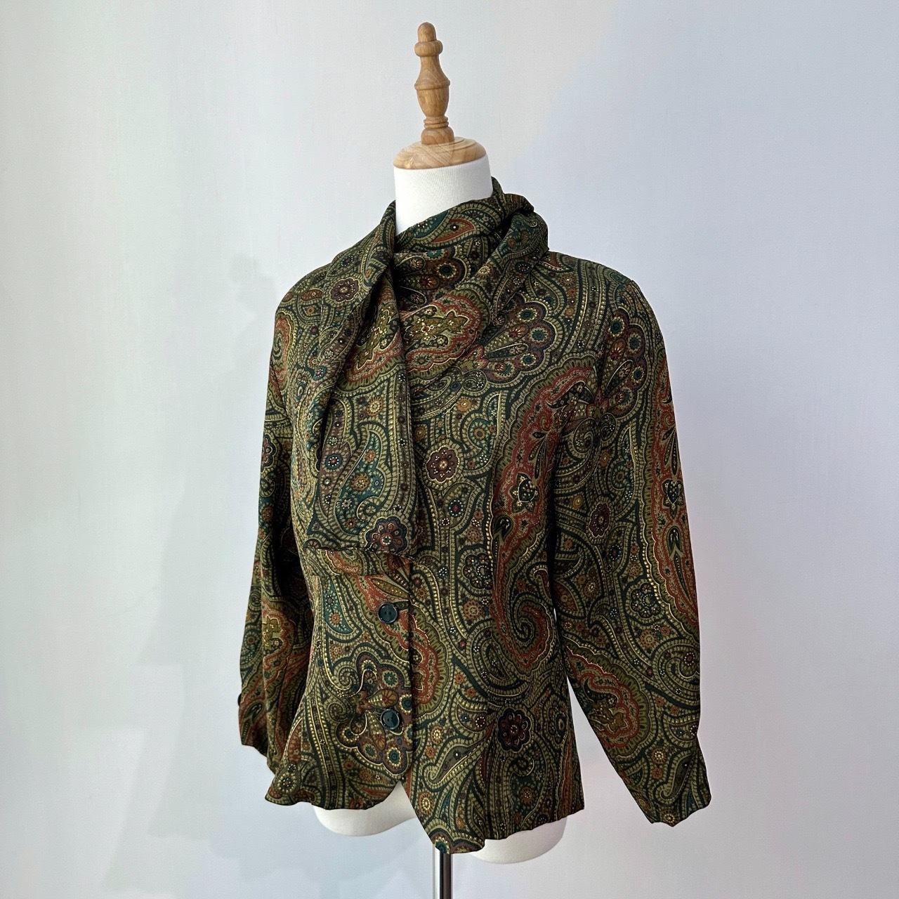 古典感墨綠腰果花圍巾領上衣