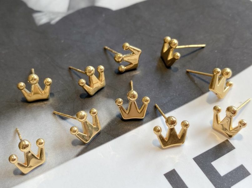 小皇冠耳釘