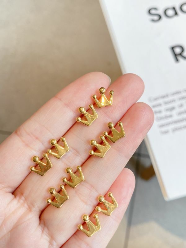 小皇冠耳釘