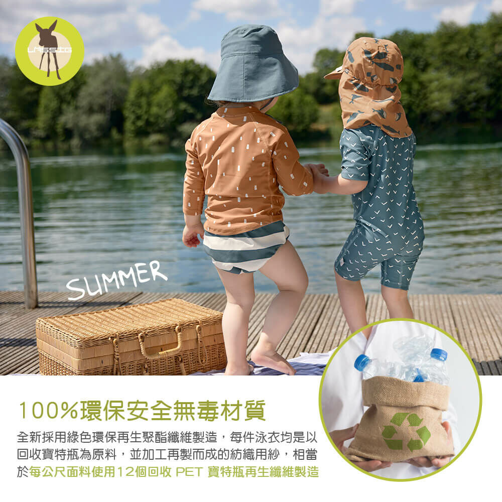 兒童夏日玩水必備，抗UV50+防紫外線侵擾。斗篷套頭式設計，方便容易穿脫，更可玩水後當浴巾使用，保暖吸濕，不怕風吹著涼。外層防水防沙，輕鬆清洗