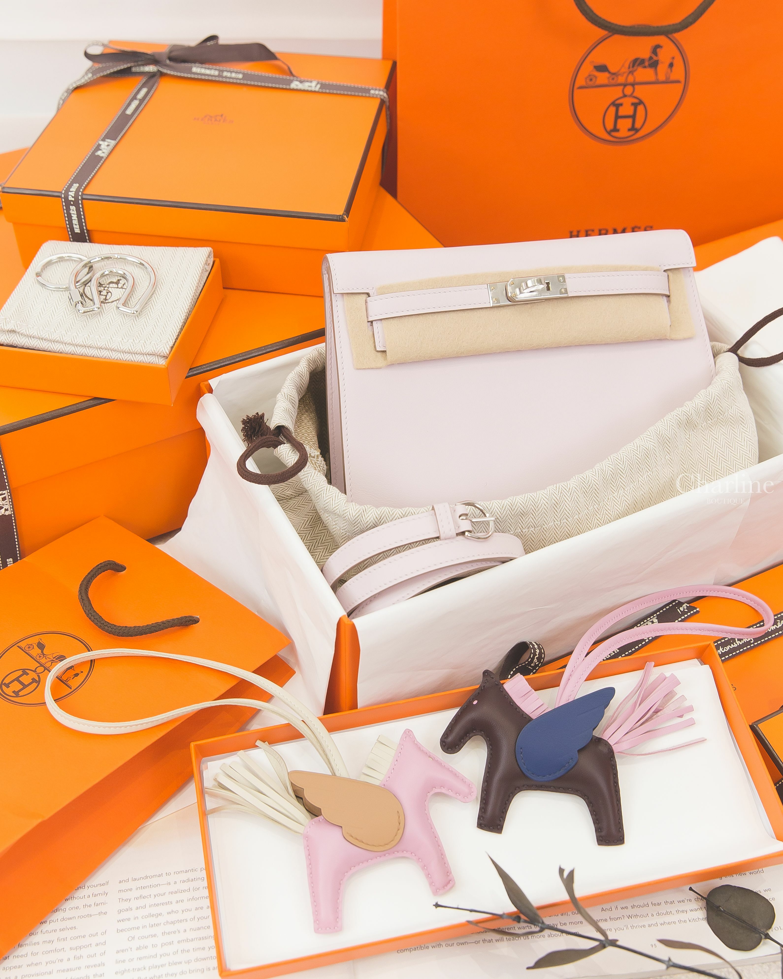 Hermès B刻淡紫色銀釦多用途凱莉包,Hermès Rodeo PM Pegase 錦葵粉/奶昔白/馬薩拉茶色小型飛馬吊飾,Hermès 銀色簍空馬蹄黑色H字樣不銹鋼鑰匙圈-Charline Boutique 精品代購
