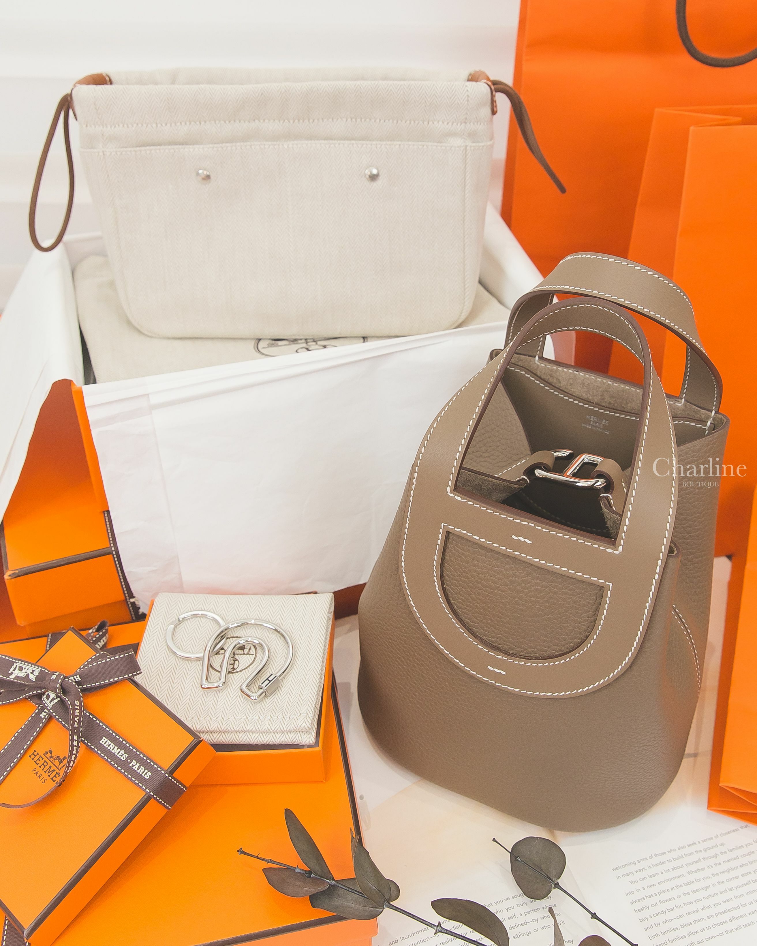 Hermès In The Loop 18cm 18 Etoupe Taurillon Clemence U刻大象灰銀釦小型提把水桶包,銀色簍空馬蹄黑色H字樣不銹鋼鑰匙圈,自然色小型帆布拼棕色小牛皮內袋-Charline Boutique 精品代購