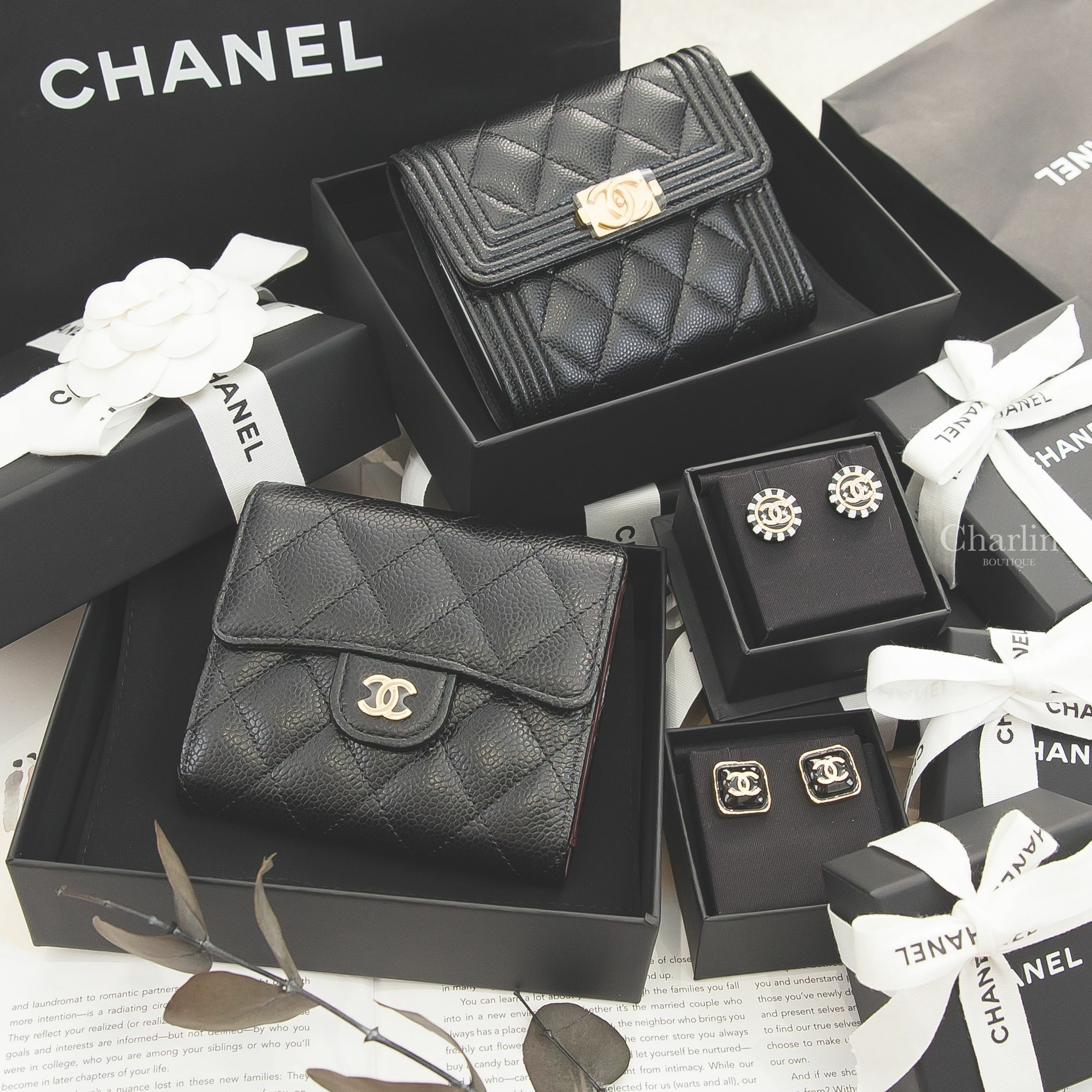 Chanel 黑色金CC荔枝菱格紋三折短夾,Chanel 黑底金CC金色邊框方形耳環,Chanel 黑白相間金色水鑽CC金框圓形耳環,Chanel 黑色金CC酒紅內裡荔枝菱格紋三折短夾-Charline Boutique 精品代購