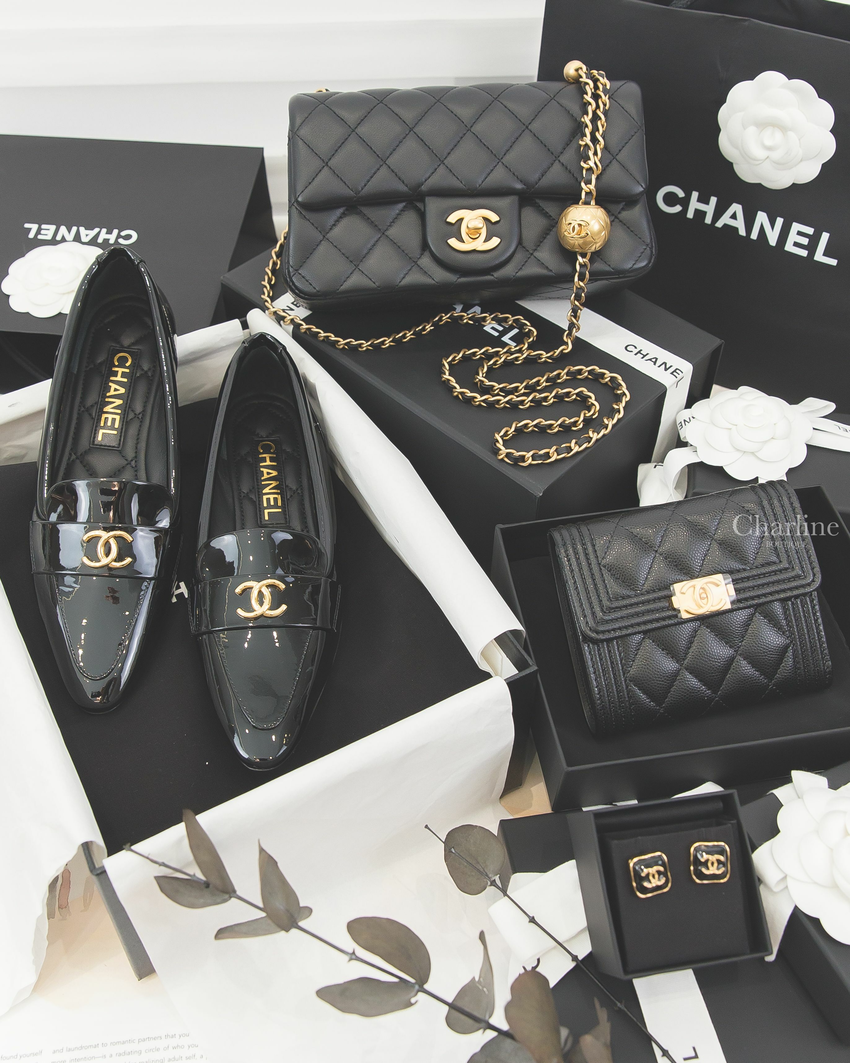 Chanel 黑色金CC荔枝菱格紋三折短夾,Chanel 黑底金CC金色邊框方形耳環,Chanel 黑色金CC金色小珠鍊帶20cm小羊皮菱格紋肩背包,Chanel 黑色漆皮金色CC小牛皮尖頭樂福莫卡辛鞋-Charline Boutique 精品代購