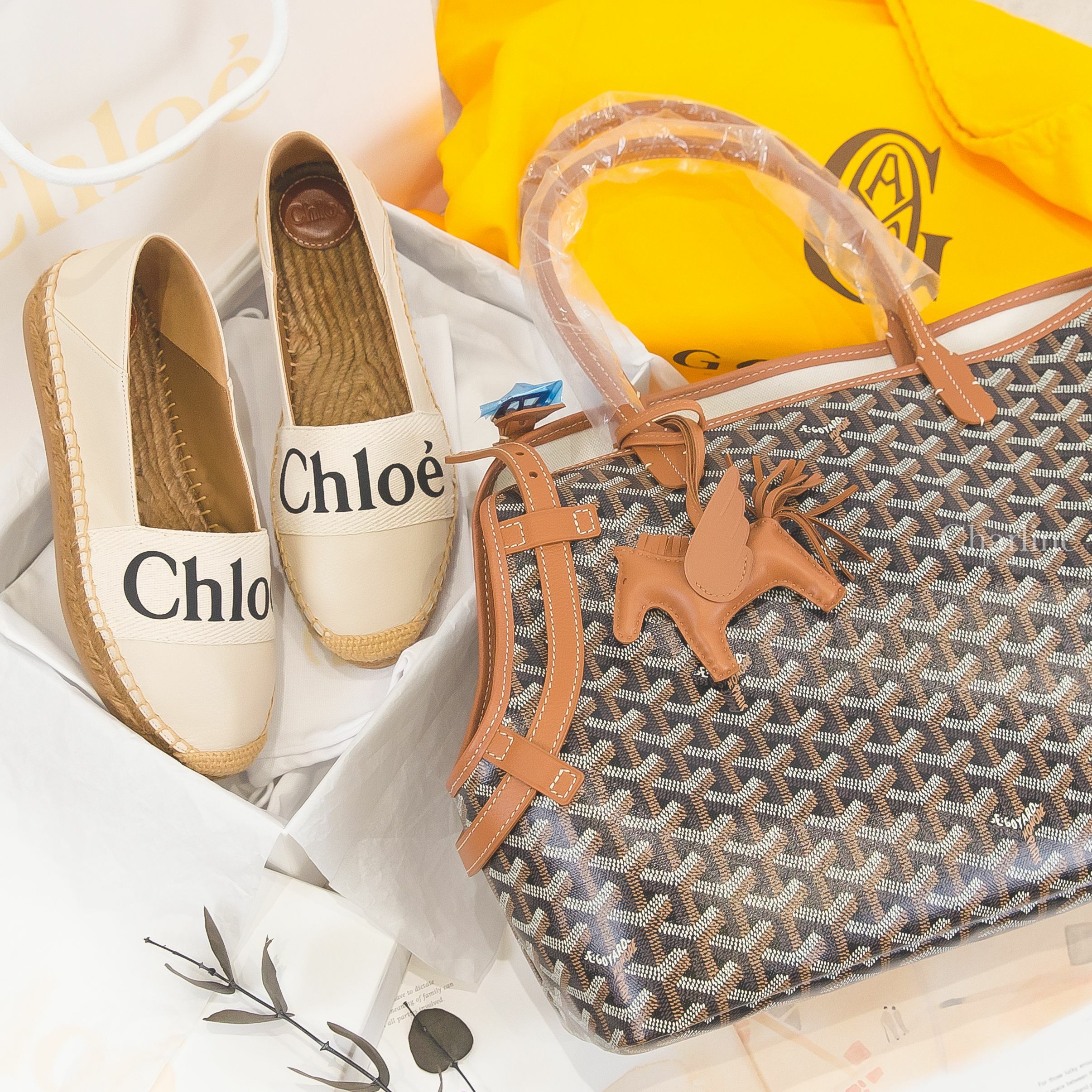 Goyard Chien Gris Bag 黑色拼咖啡色提把無拉鍊寵物托特包,Hermès Rodeo PM Pegase 焦糖色小型飛馬吊飾,Chloe 白底棉質黑Logo小牛皮草編鞋-Charline Boutique 精品代購