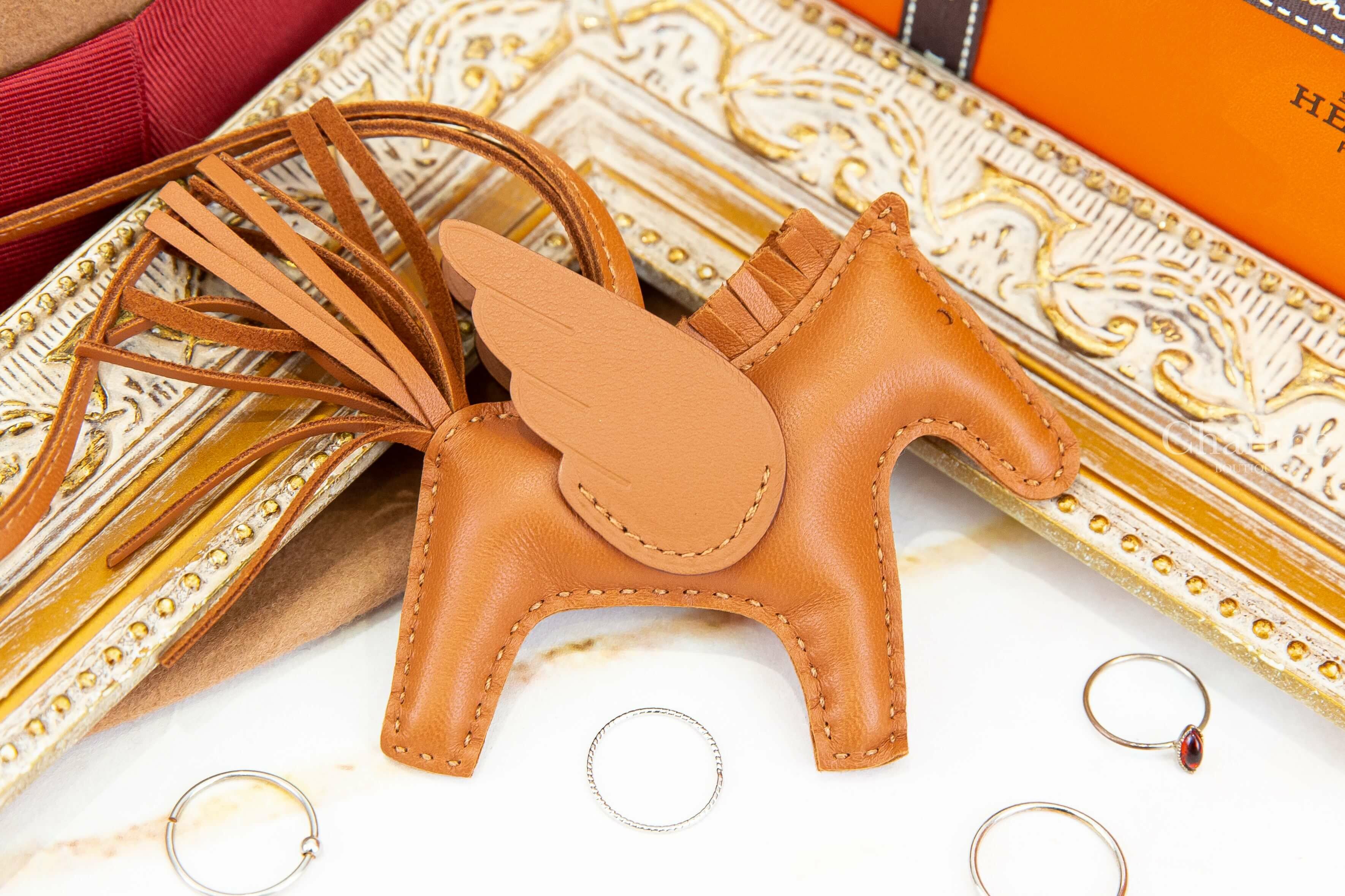 Hermès Rodeo PM Pegase 焦糖色小型飛馬吊飾-Charline Boutique 精品代購