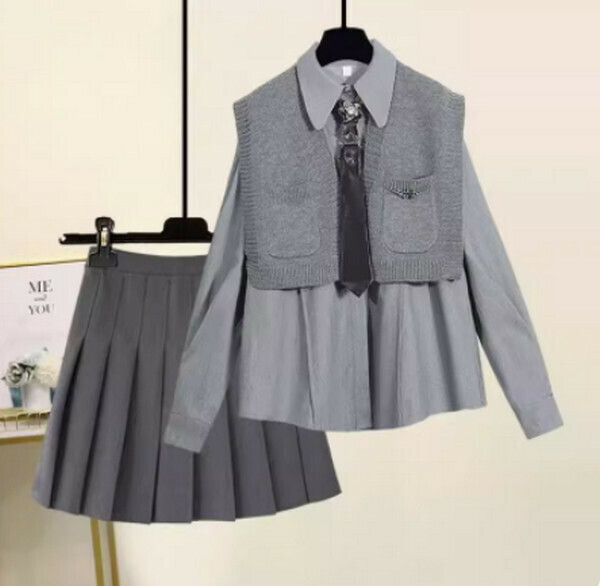 Early autumn women's college skirt suit