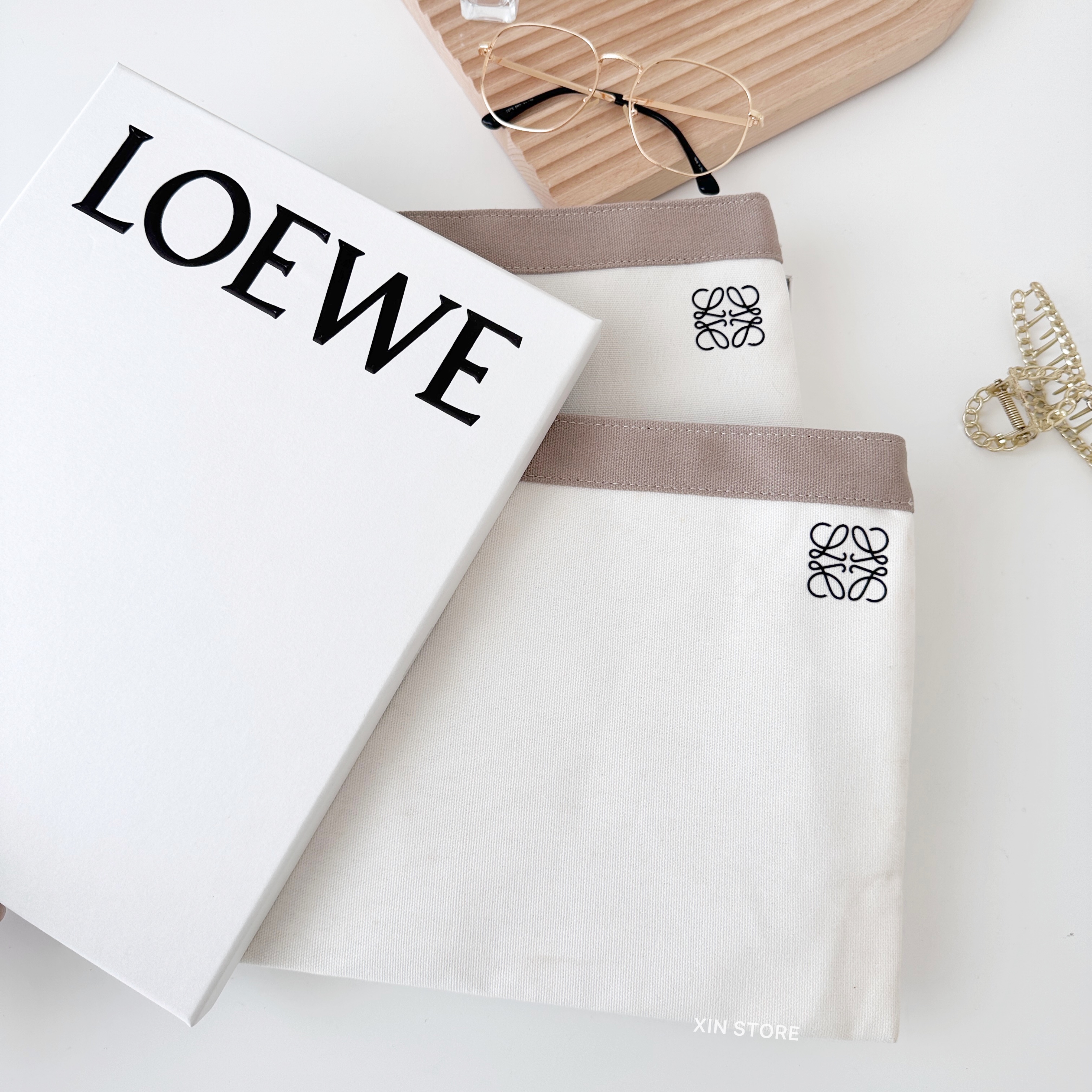 【NG品】Loewe 羅威 帆布手拿包 經典 簡約 白棕配色