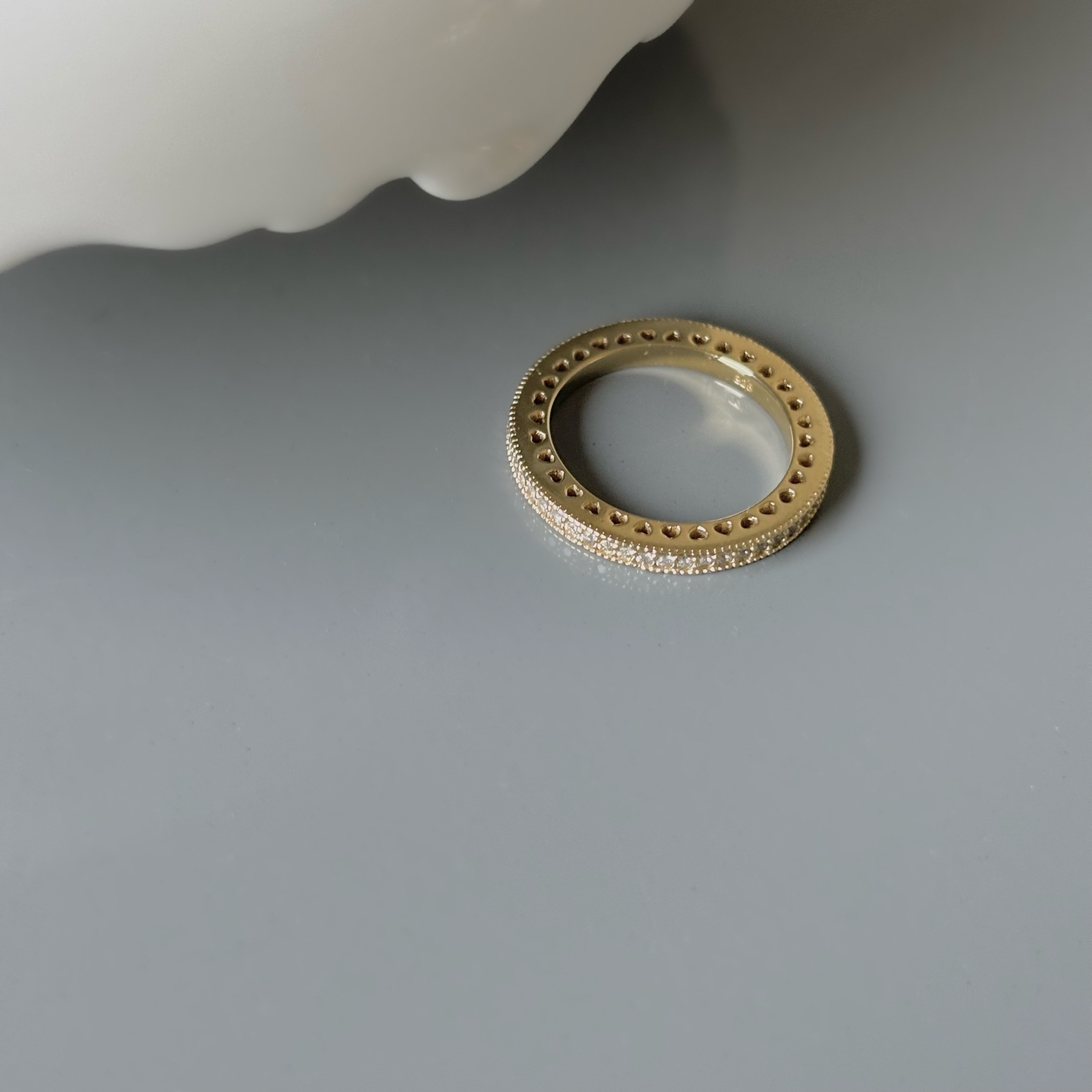 Heart side zircon band ring