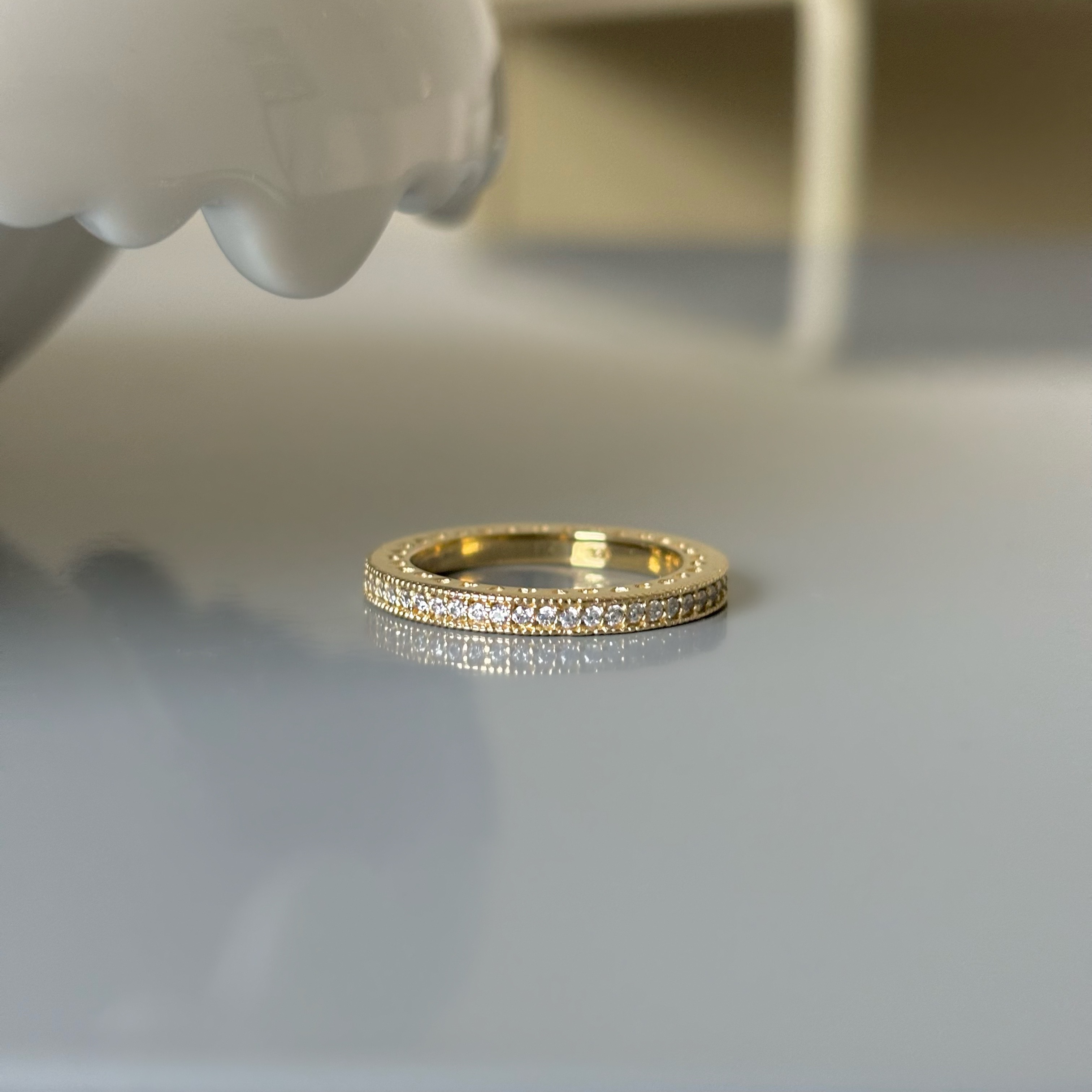 Heart side zircon band ring