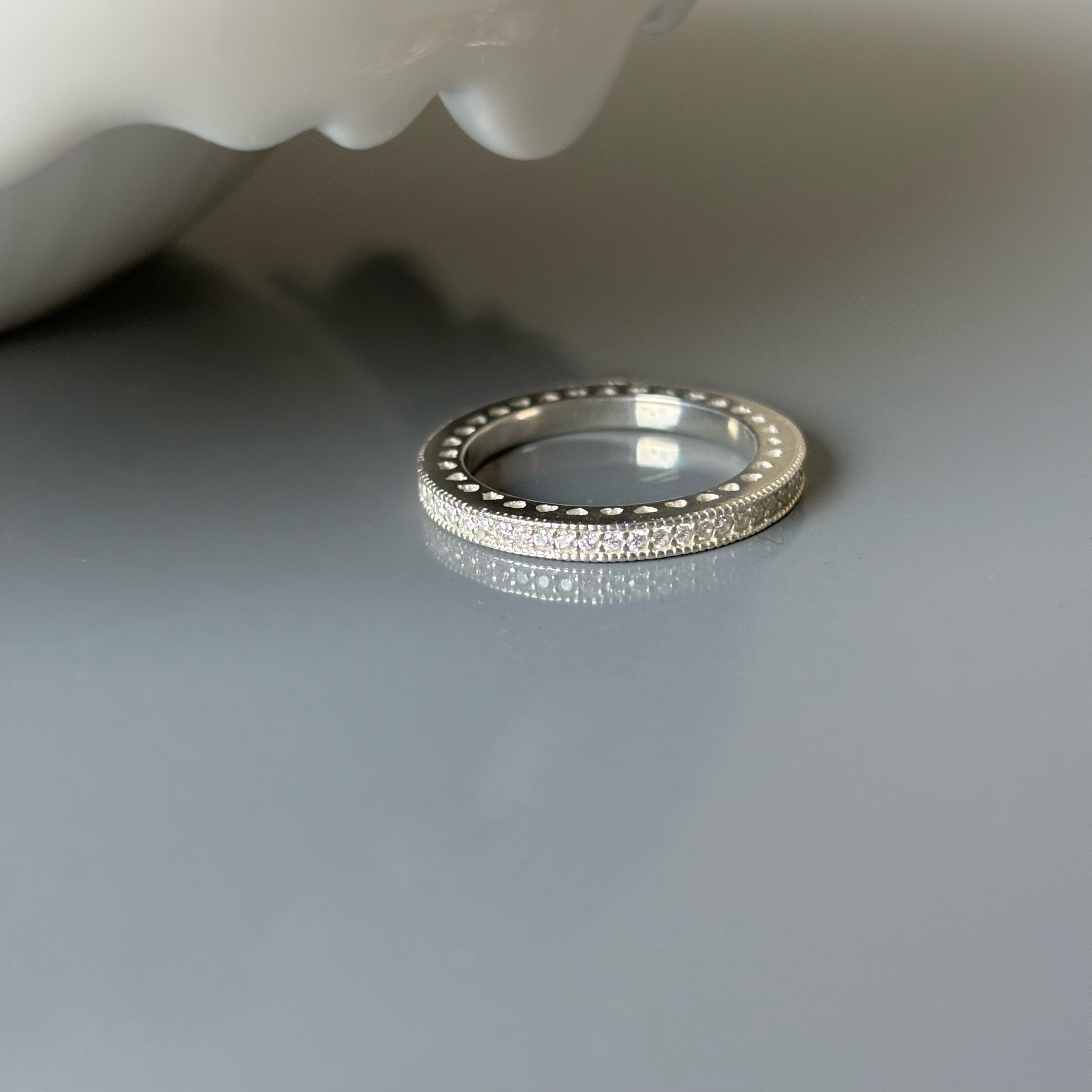 Heart side zircon band ring