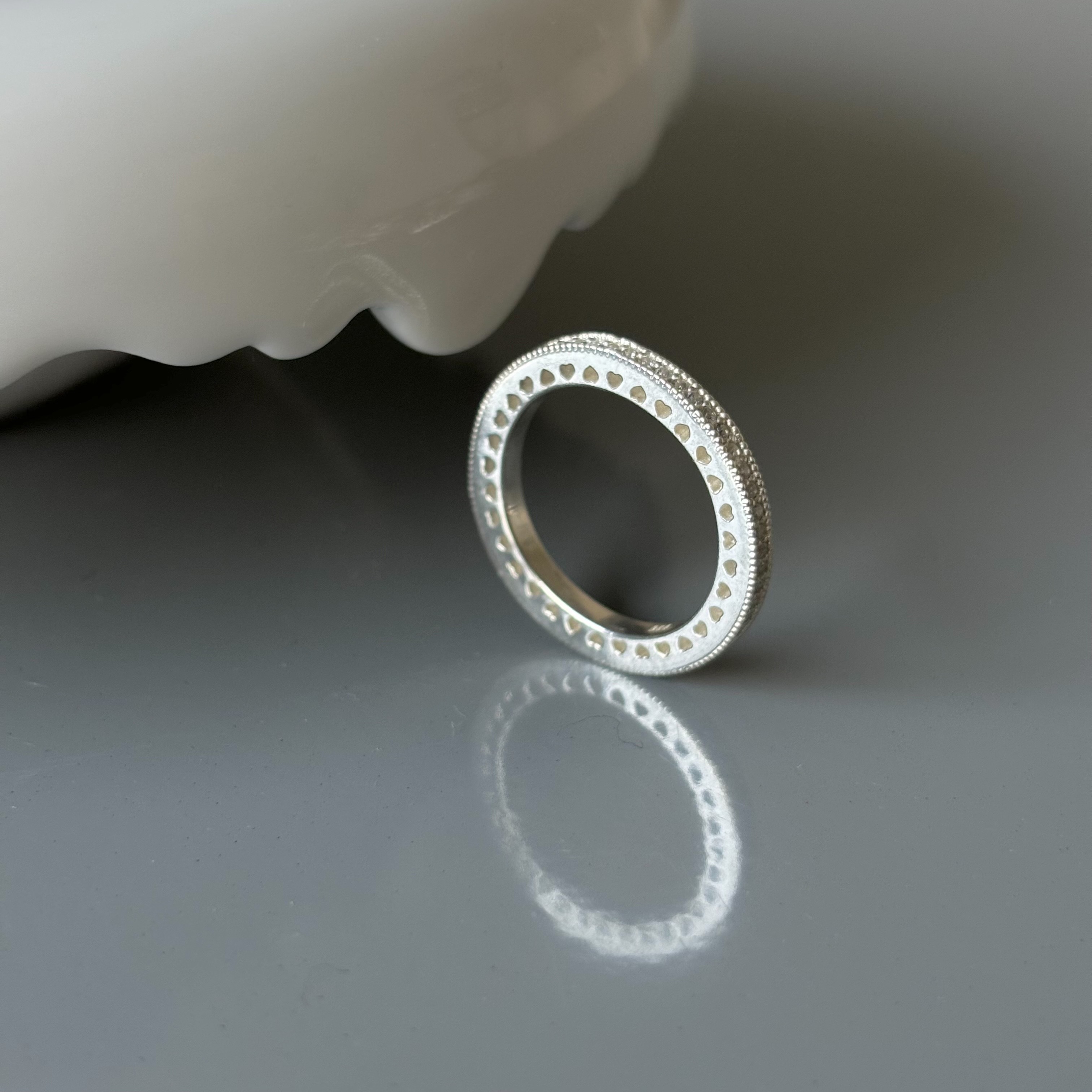 Heart side zircon band ring