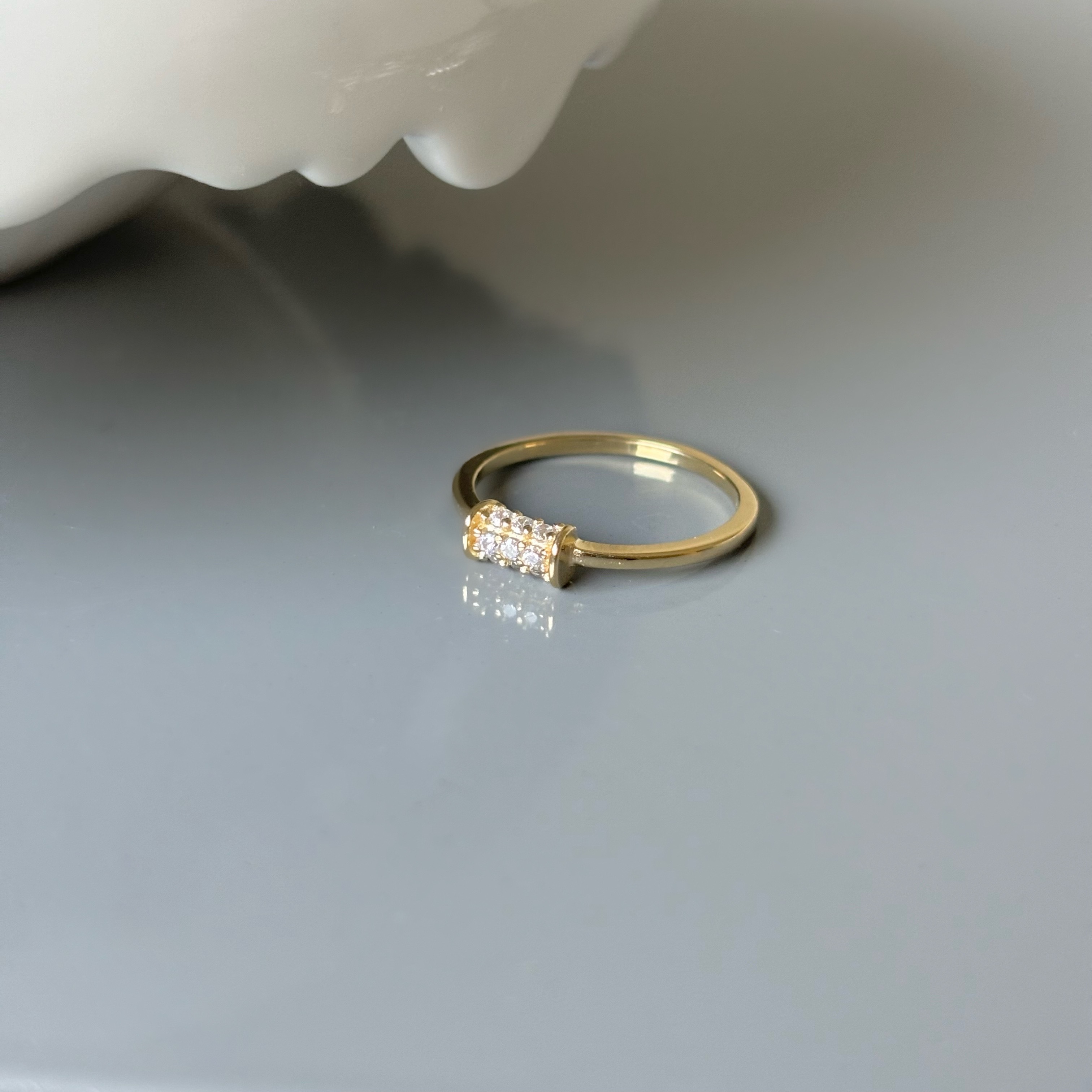 Shiny roll zircon ring