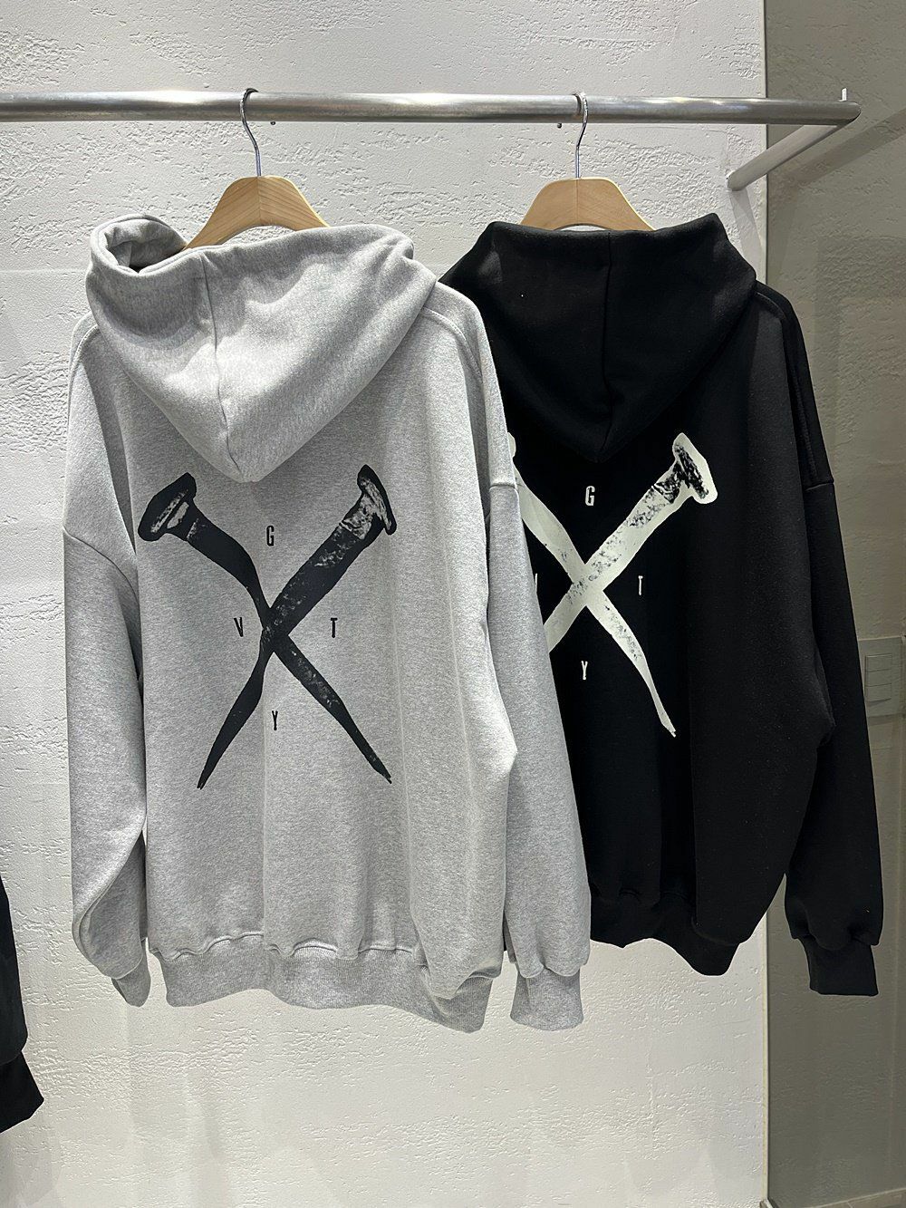 OverSize英文字鐵釘圖案連帽衛衣 10.GVTY-0043T