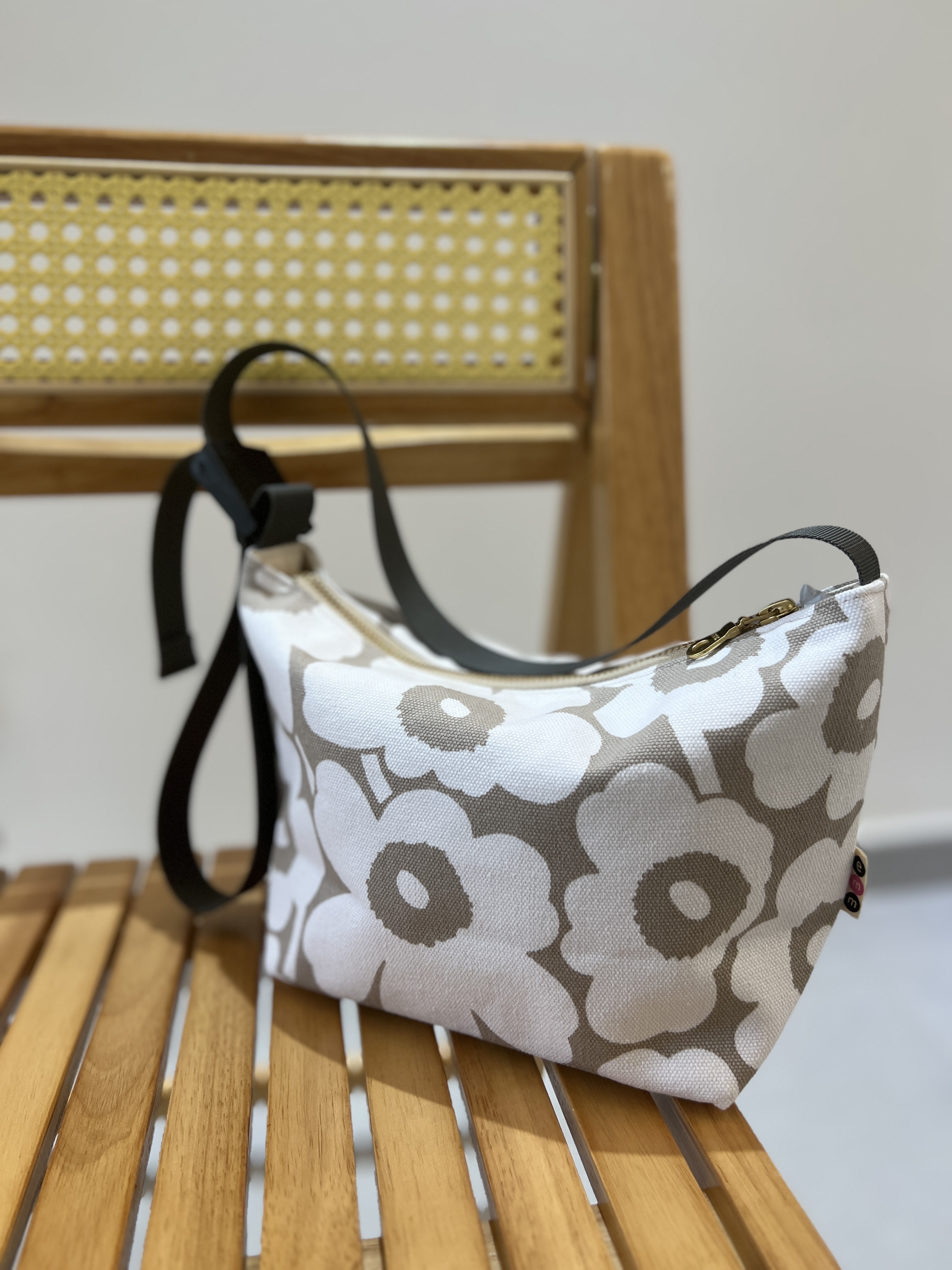 Em’s essential shoulder bag | small size | marimekko canvas fabric | beige x white 細花
