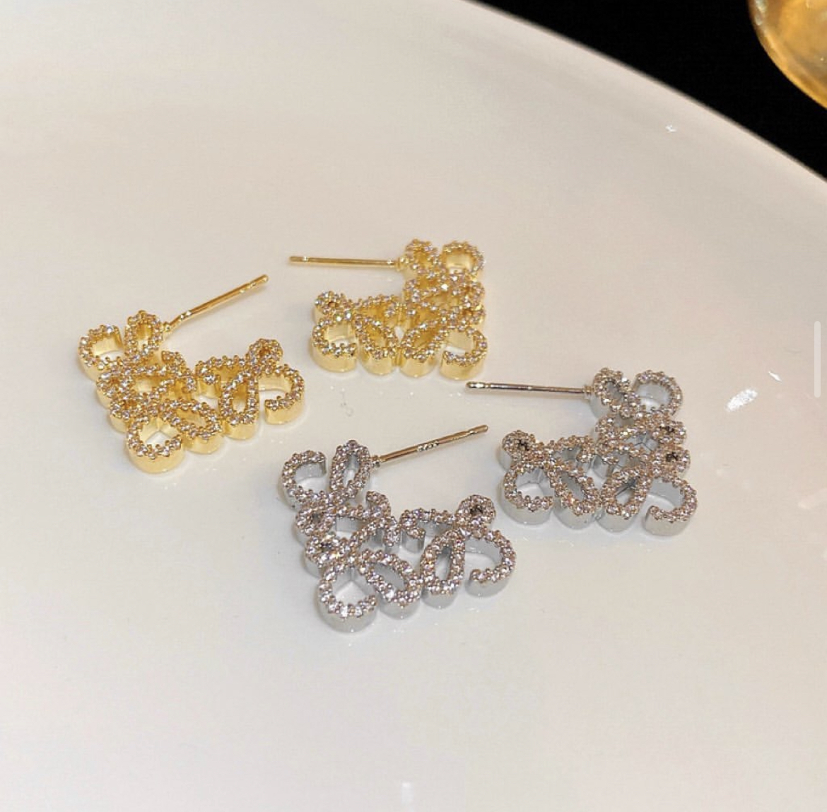 LOEWE 經典花紋側嵌洞鑽耳釘