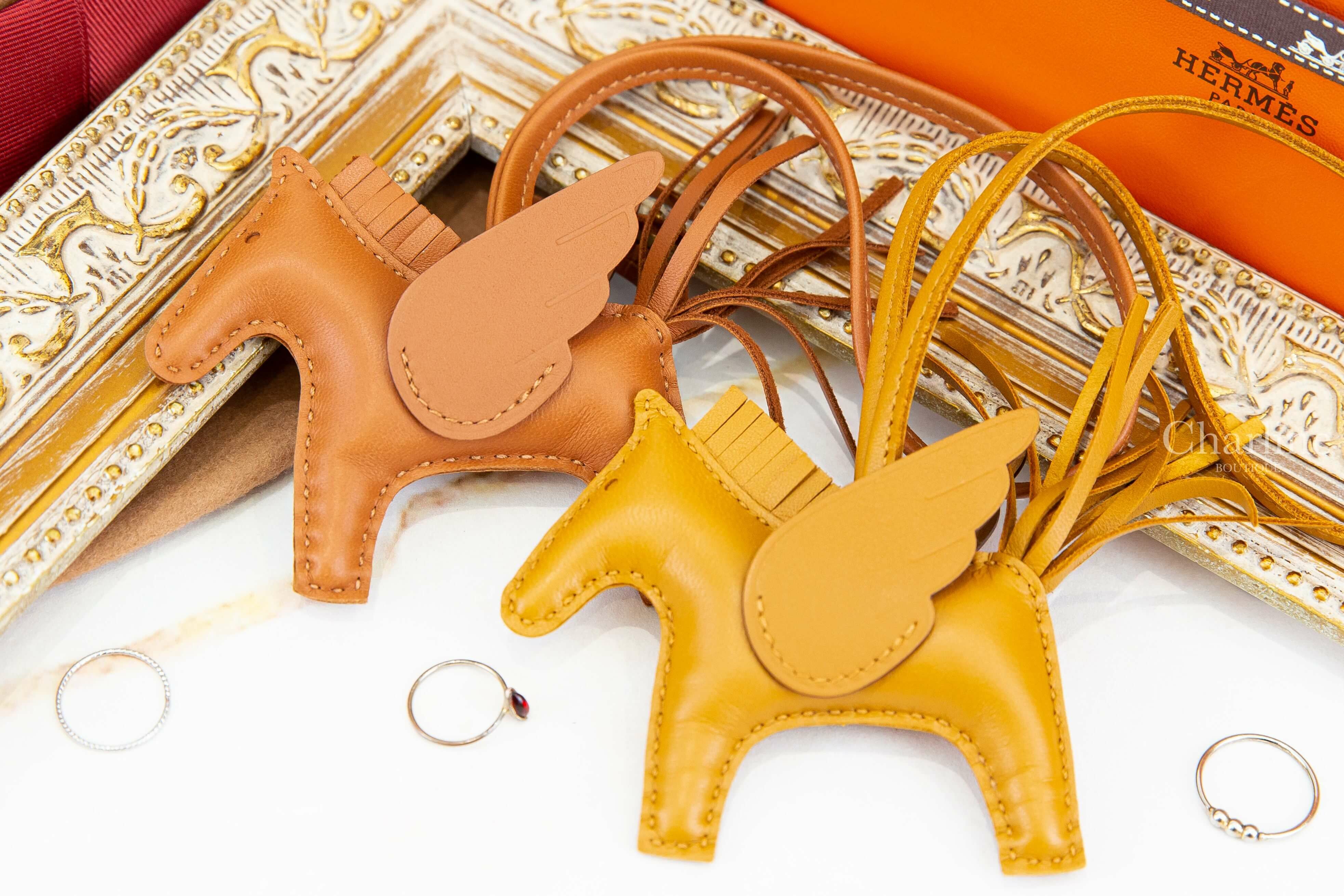 Hermès Rodeo PM Pegase 餅乾色小型飛馬吊飾,Hermès Rodeo PM Pegase 焦糖色小型飛馬吊飾-Charline Boutique 精品代購