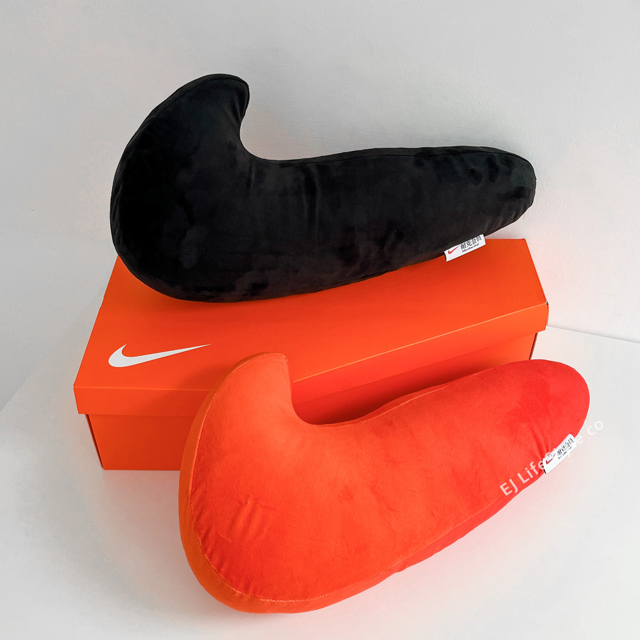 NIKE SWOOSH 勾勾 大勾 抱枕 靠墊 枕頭 橘 黑 國外限定 / 現貨