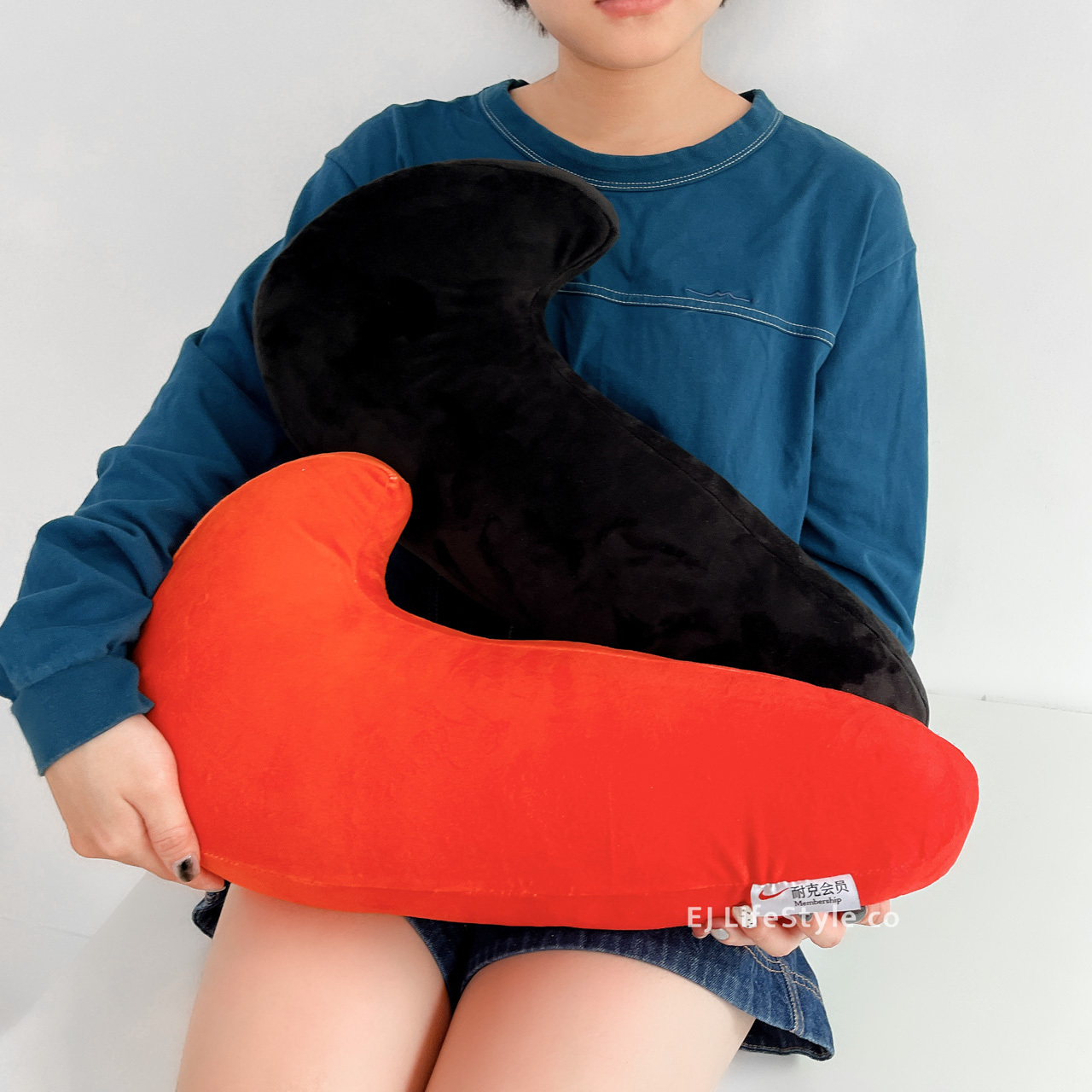 NIKE SWOOSH 勾勾 大勾 抱枕 靠墊 枕頭 橘 黑 國外限定 / 現貨