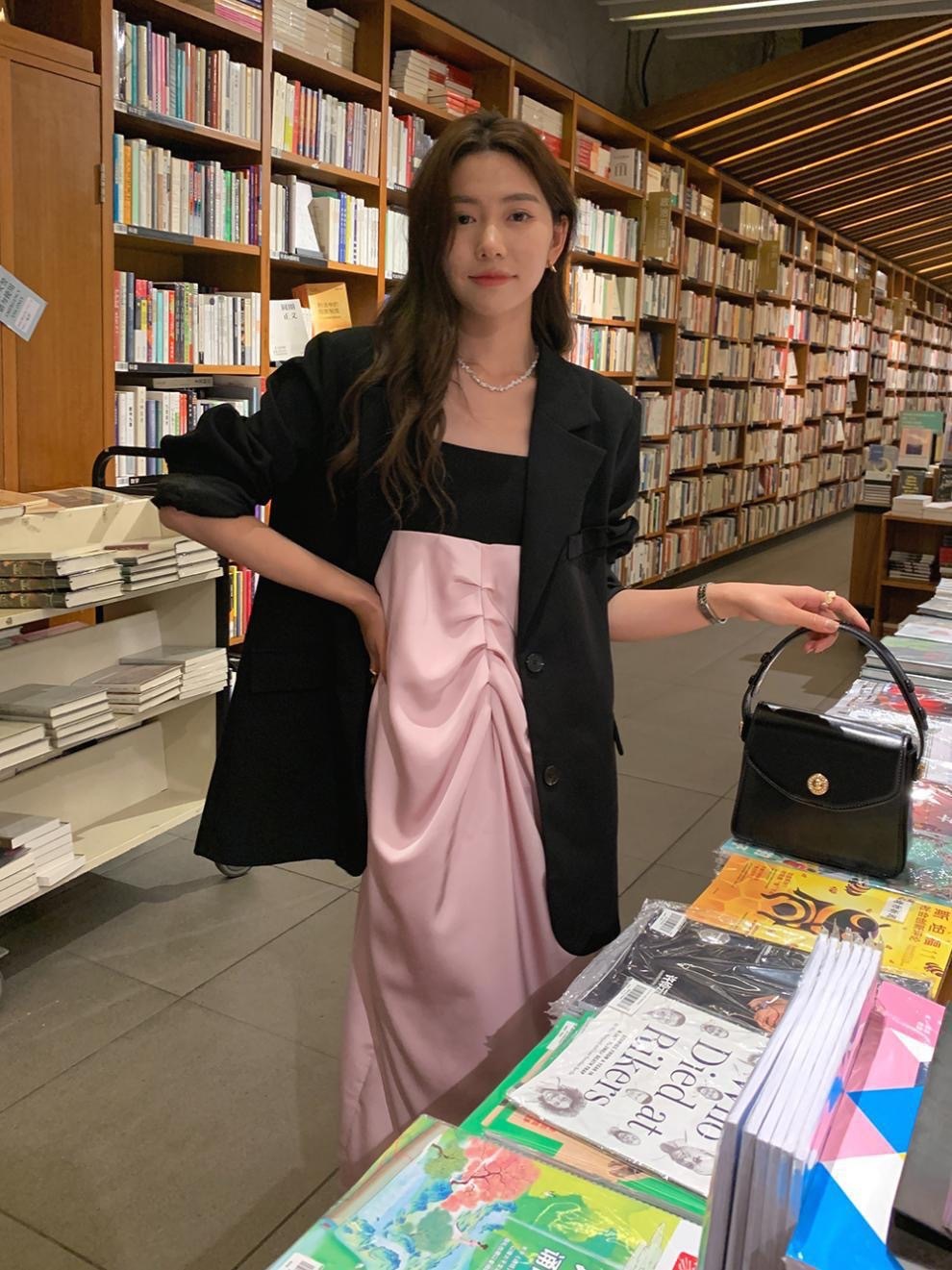 皺褶緞面垂墜感洋裝(白/粉)