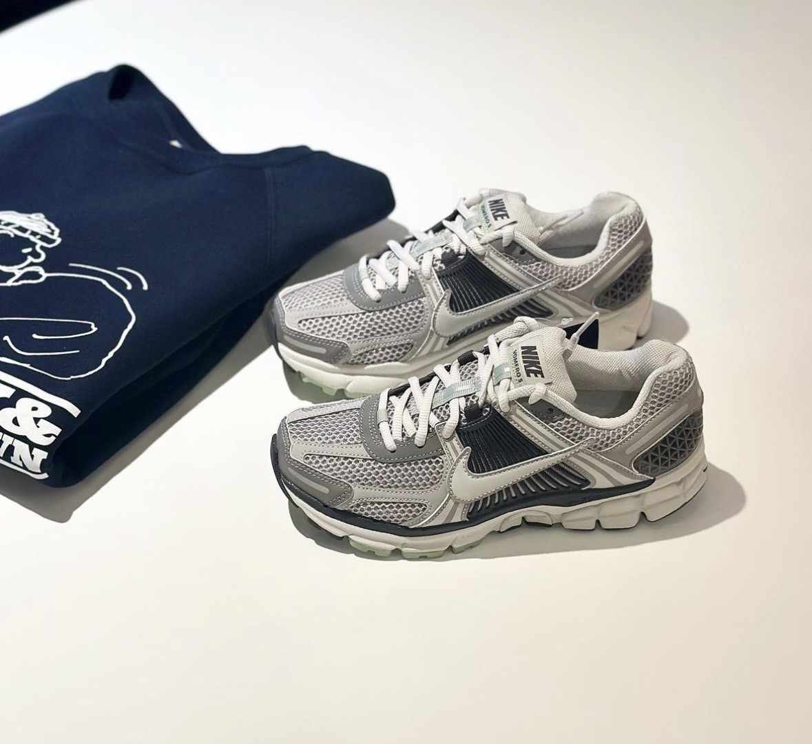 現貨┃女鞋 NIKE ZOOM VOMERO 5 V5 灰色 異材質 復古 慢跑鞋 FB8825-001