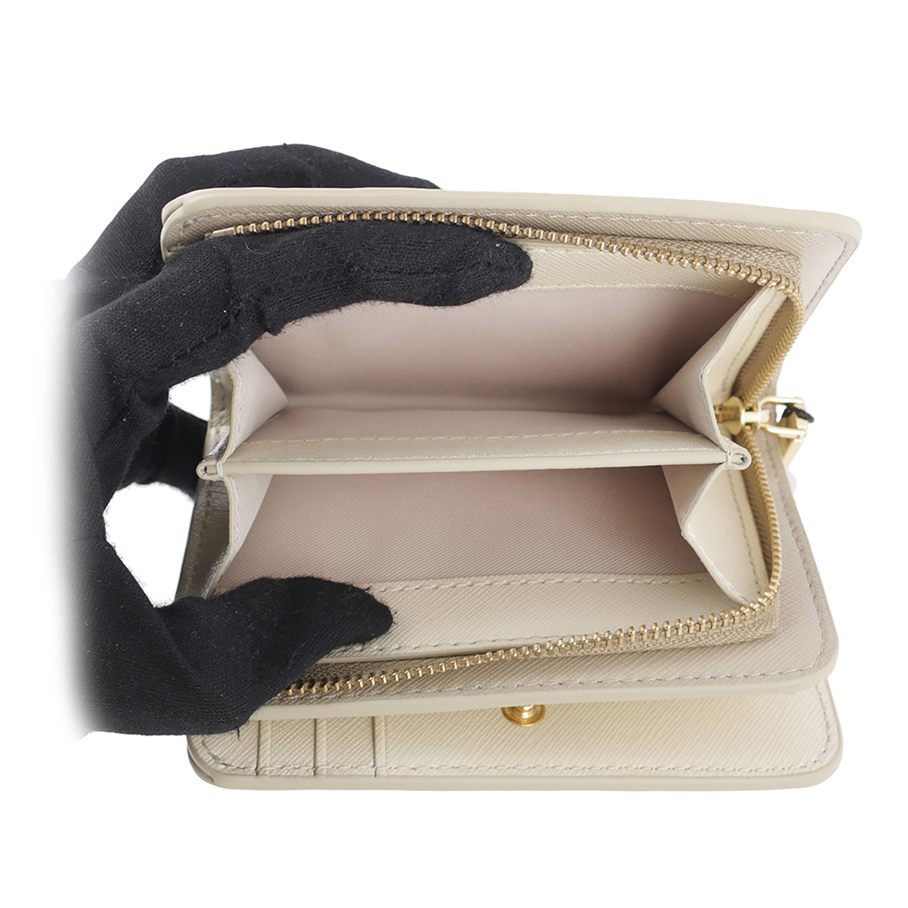 【MARC JACOBS】The Snapshot 防刮皮革暗釦二折撞色短夾(卡其色) 2F3SMP062S07 241