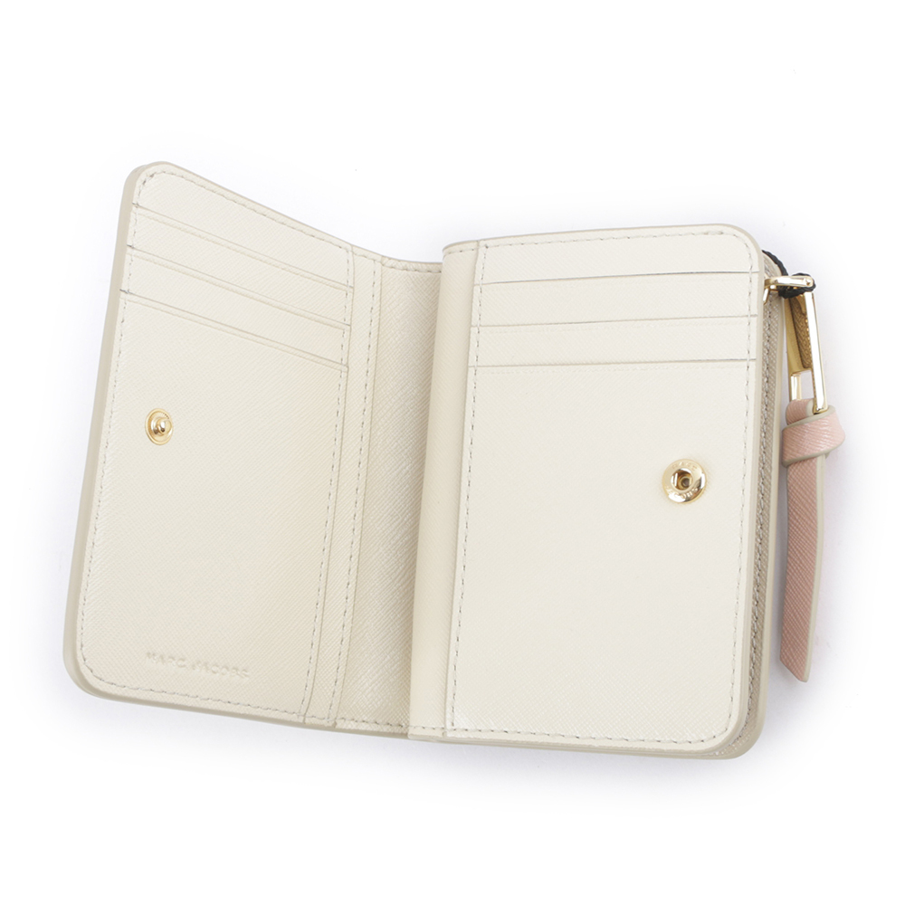 【MARC JACOBS】The Snapshot 防刮皮革暗釦二折撞色短夾(卡其色) 2F3SMP062S07 241