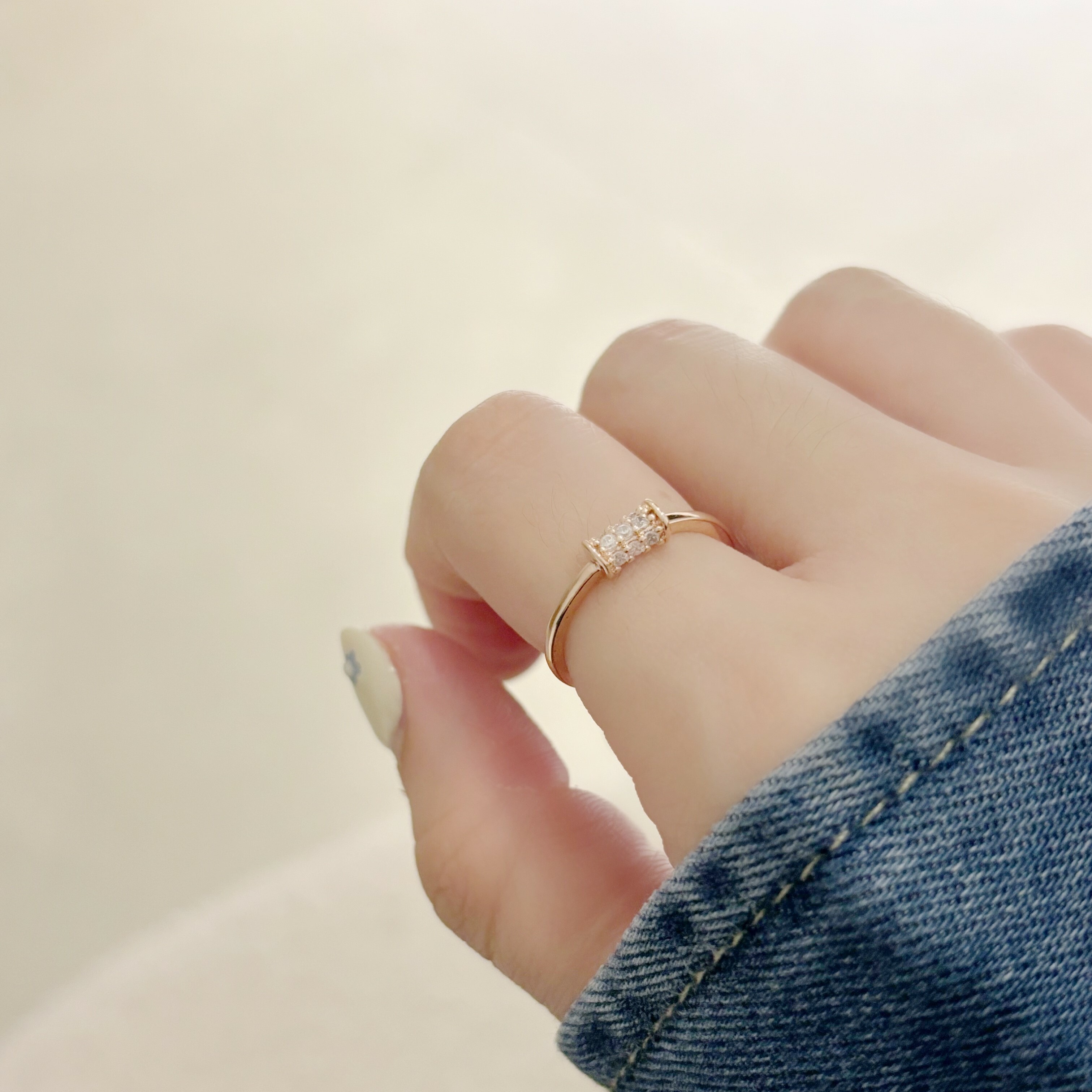 Shiny roll zircon ring