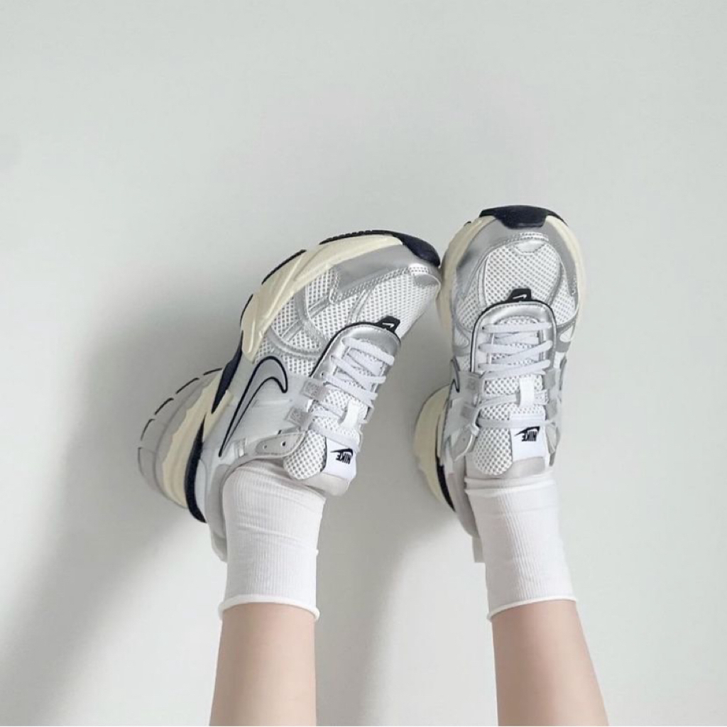 <熱銷>NIKE V2K Run Runtekk 白銀 奶油底（FD0736-100）