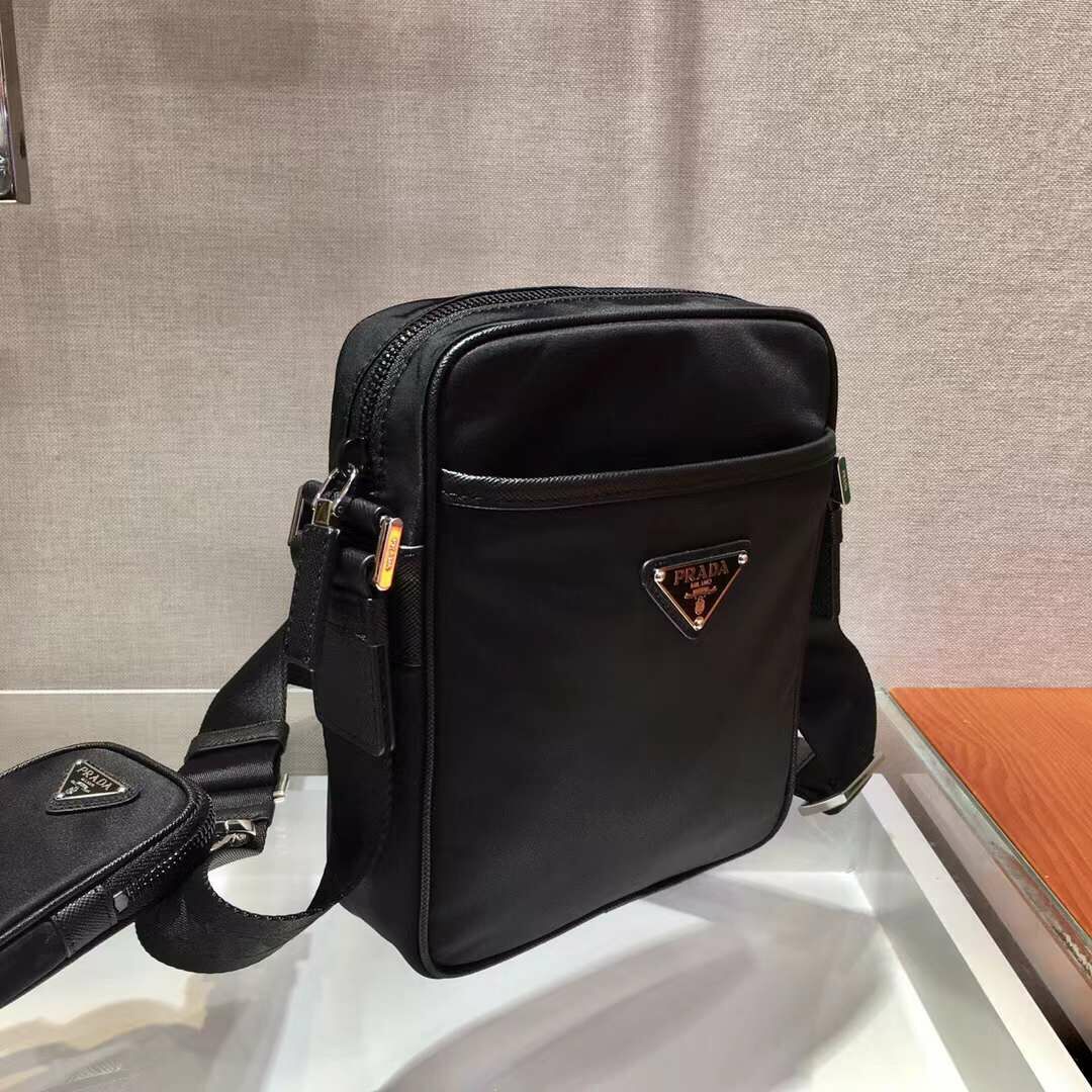 Prada 2VH112款登尼龍斜背包