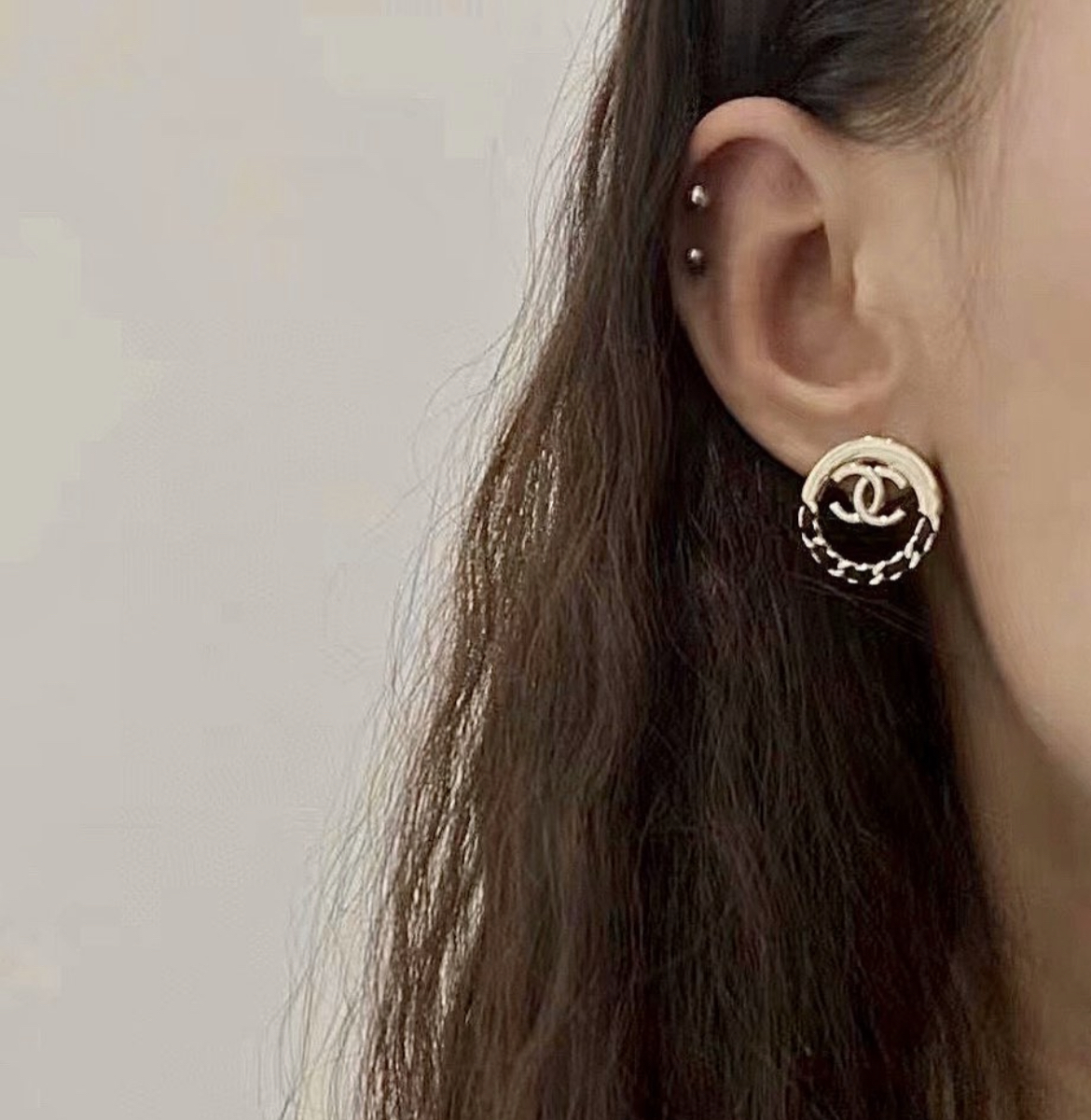 香奶奶 金皮革穿錬雙c圓翻玩耳釘