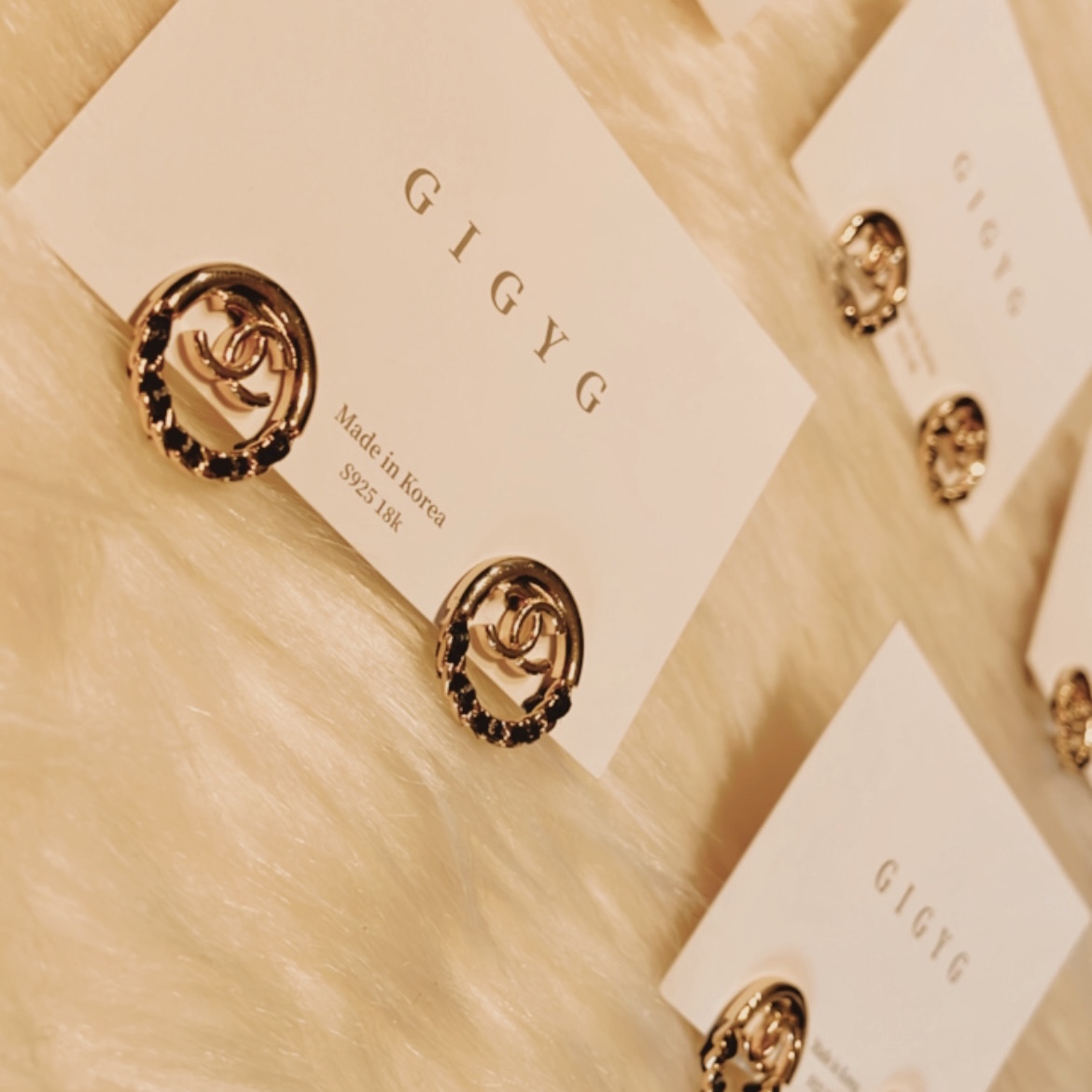 香奶奶 金皮革穿錬雙c圓翻玩耳釘